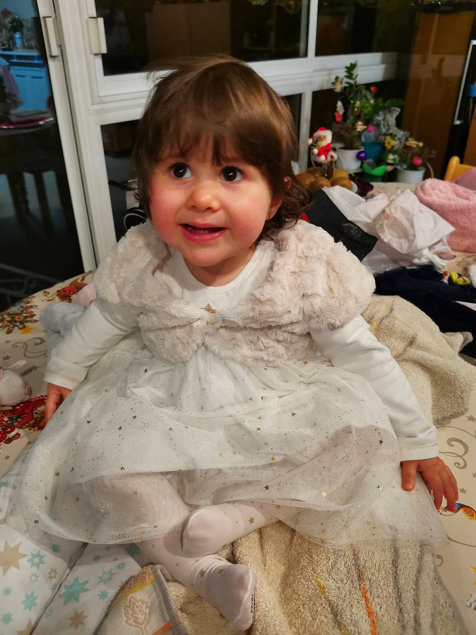 Adèle a rejoint le concours — aidez-le/la à gagner de superbes lots ! baby, baby_toddler_clothing, cheek, child, dress, embellishment, event, facial_expression, flooring, fun, fur, happy, iris, pattern, person, room, sitting, skin, sleeve, smile