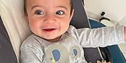 Aaron participe au concours pour gagner de l'argent avec cette photo : baby, baby_seat, child, clothing, comfort, cushion, cute, elephants, face, giraffe_toy, grey_shirt, happy, indoor, infant, playful, portrait, seatbelt, smiling, toy, young_child