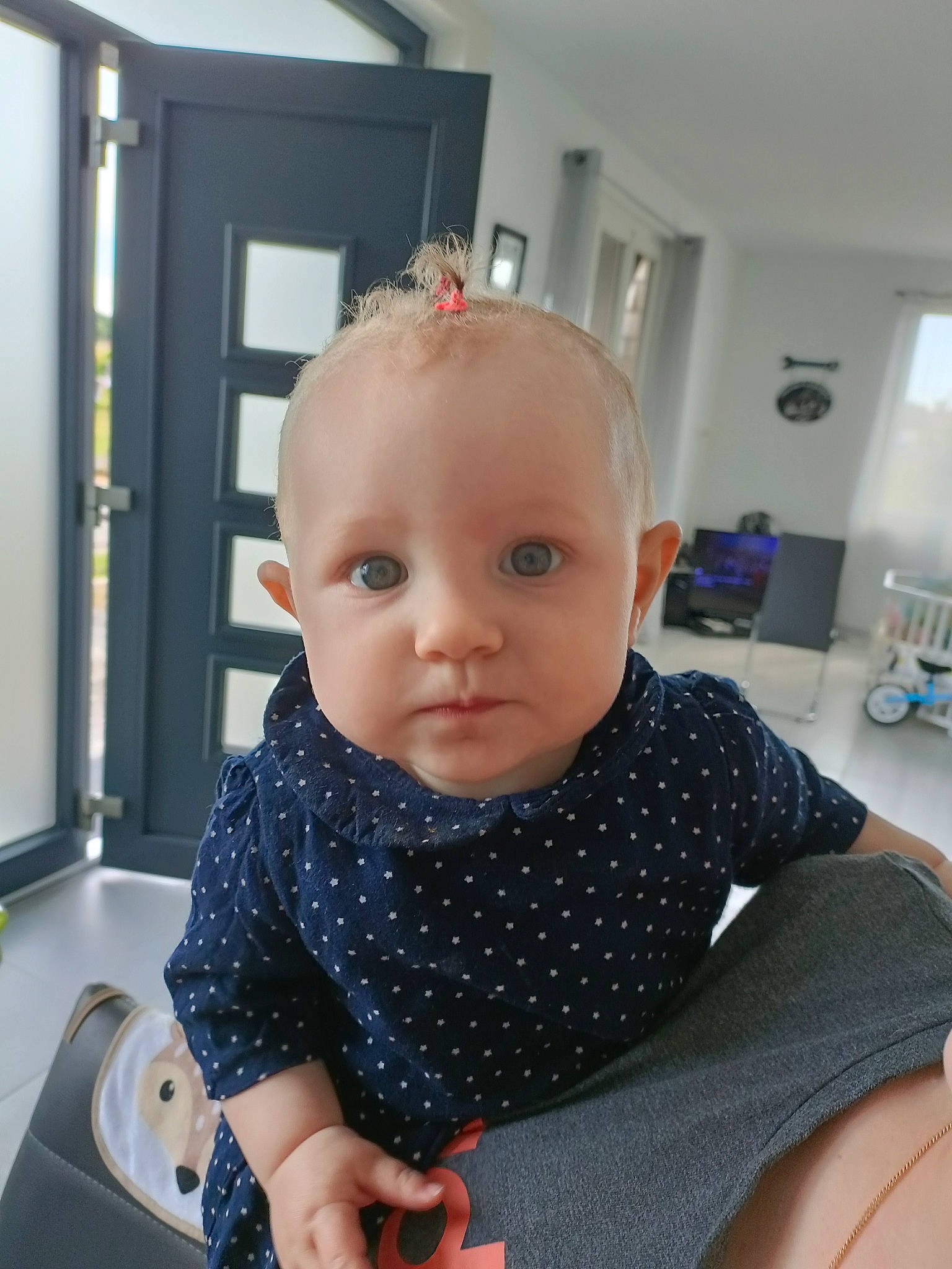 Layanna participe au concours pour gagner de l'argent avec cette photo : arm, baby, baby_products, baby_toddler_clothing, bathing, chair, cheek, chest, child, electric_blue, flooring, fun, pattern, person, room, sink, sitting, skin, sleeve, t_shirt