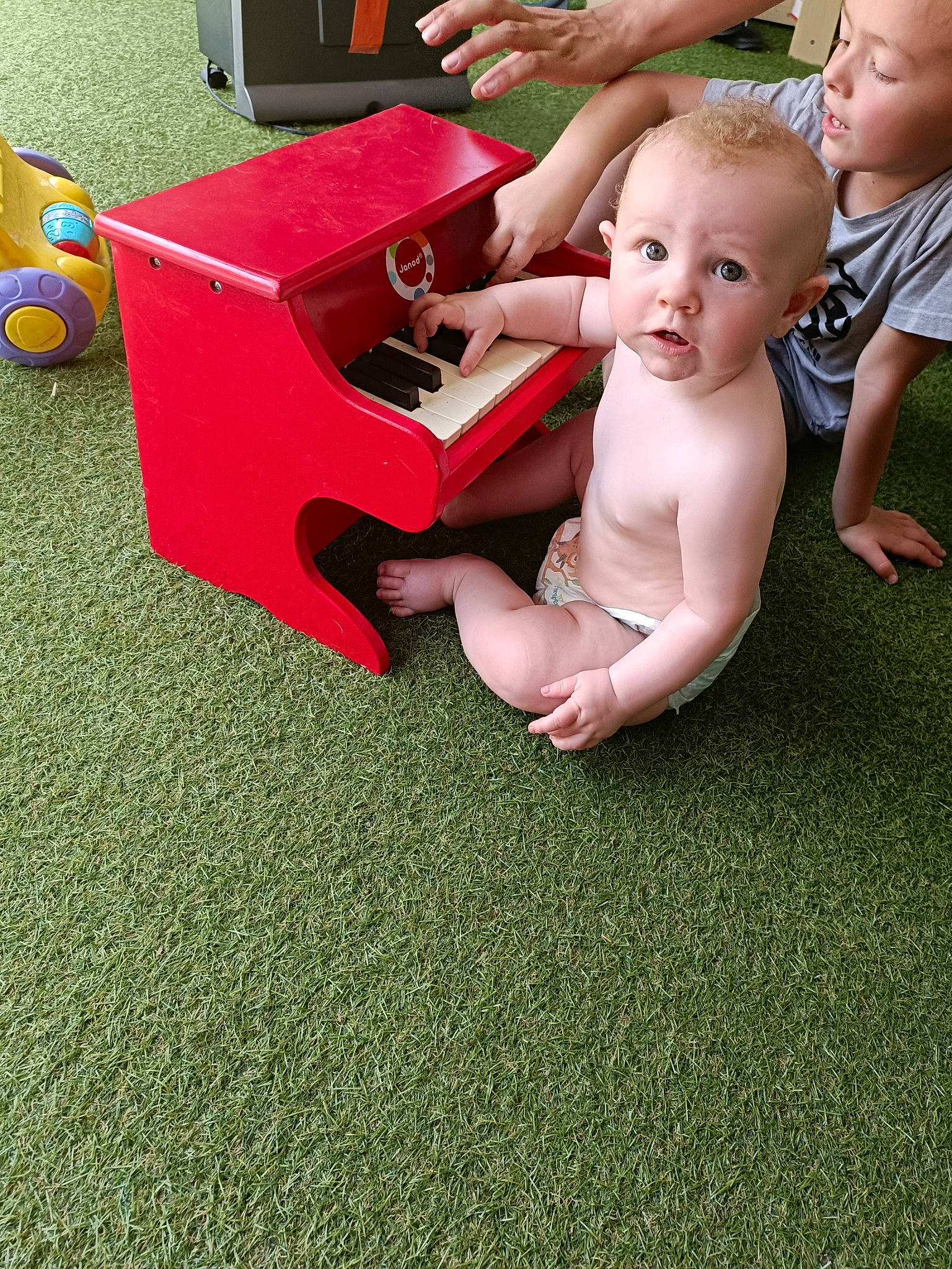Layanna participe au concours pour gagner de l'argent avec cette photo : baby, barefoot, child, flooring, foot, fun, grass, happy, human_body, human_leg, lawn, leg, leisure, mammal, person, product, recreation, sitting, thigh, toddler