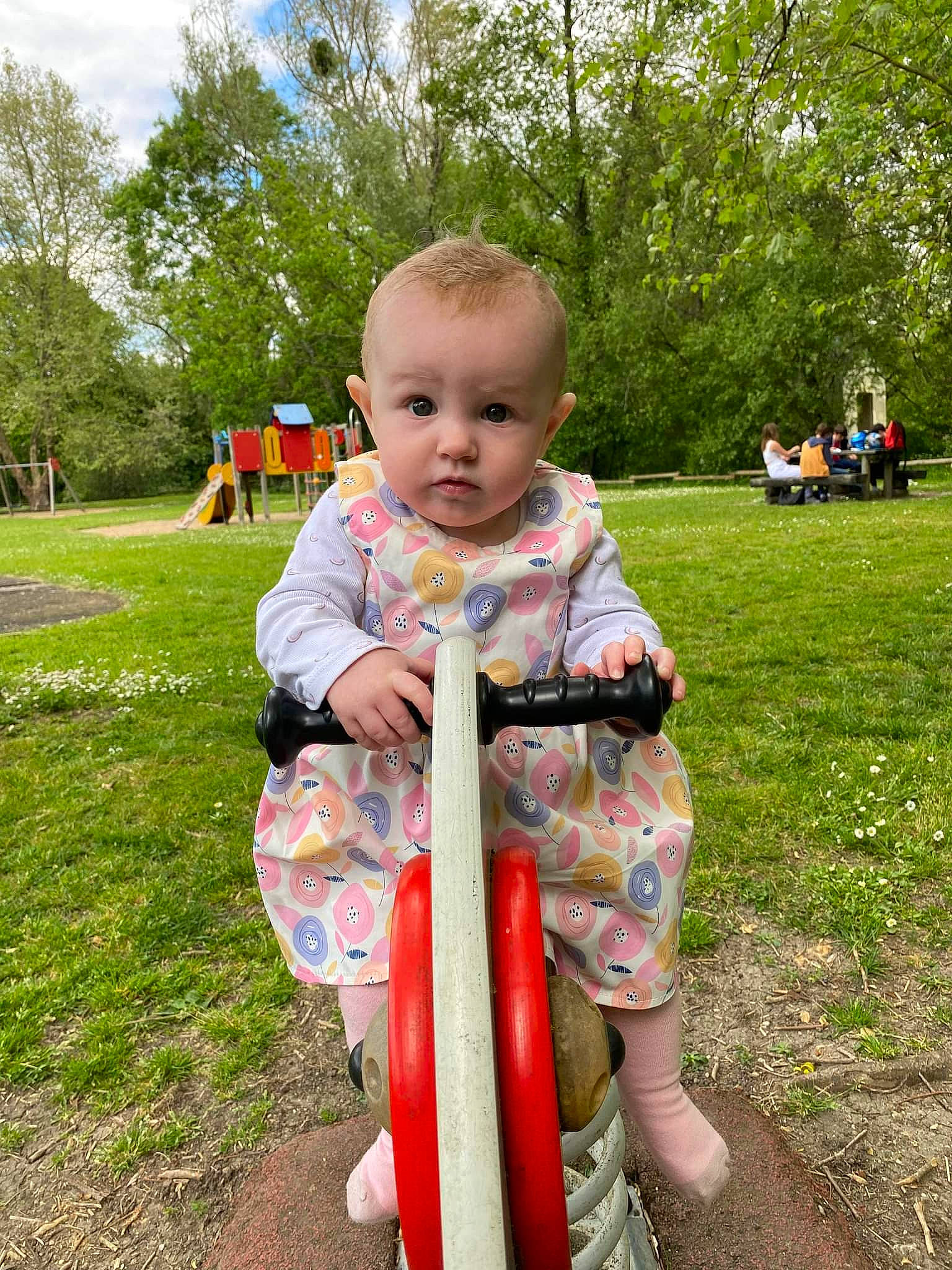 Layanna a rejoint le concours — aidez-le/la à gagner de superbes lots ! baby, baby_toddler_clothing, child, fun, grass, grass_family, happy, lawn, leisure, people_in_nature, person, plant, playground, playing_with_kids, public_space, recreation, shoe, sky, sneakers, toddler