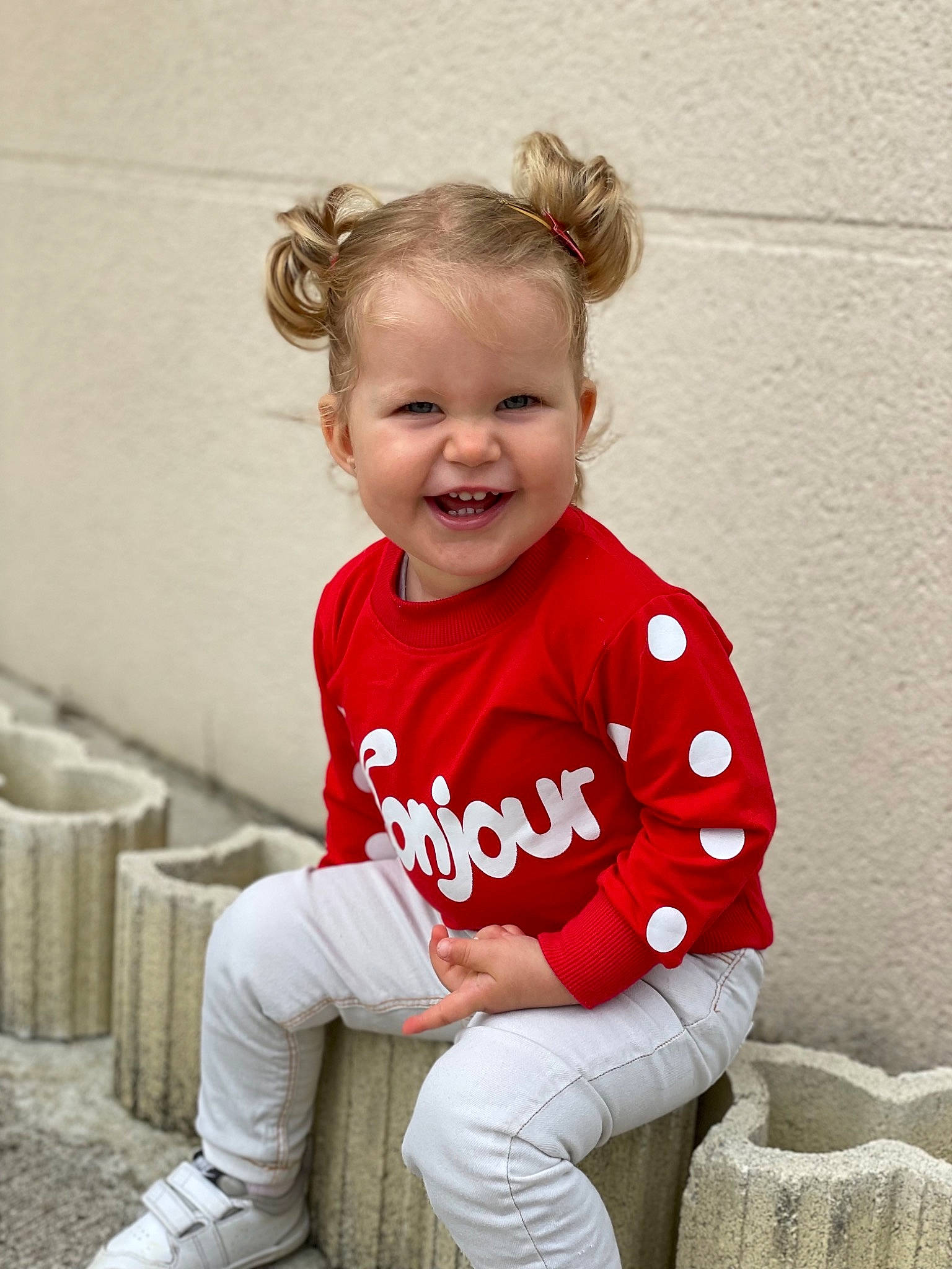 Amelia participe au concours pour gagner de l'argent avec cette photo : arm, baby_toddler_clothing, chin, cool, eye, flash_photography, fun, grass, happy, human_body, joy, leg, lip, neck, person, shoulder, sleeve, smile, sportswear, t_shirt