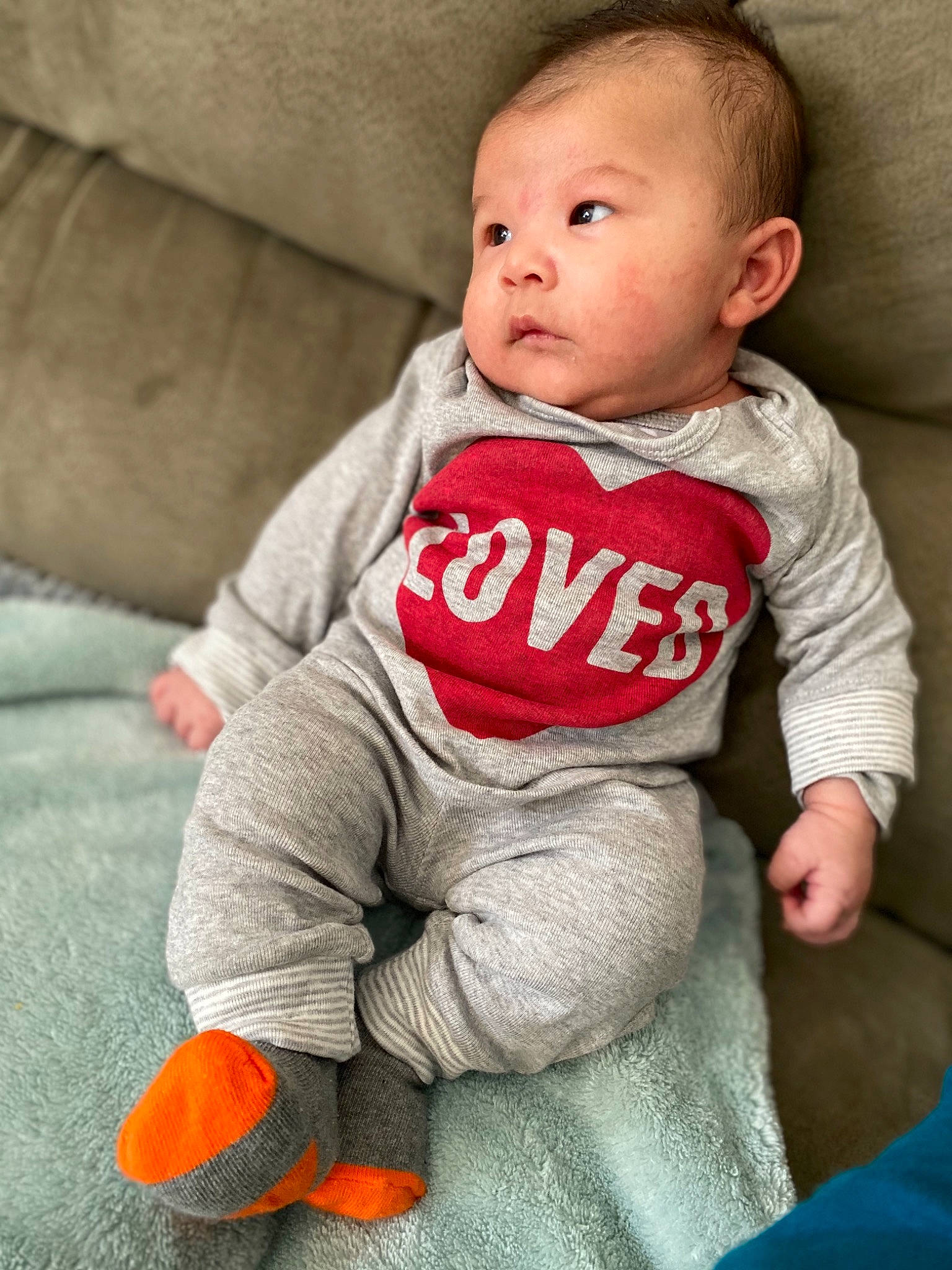 Gael is registered to the contest to win money with this photo: baby, baby_products, baby_toddler_clothing, child, person, play, sitting, sleeve, toddler