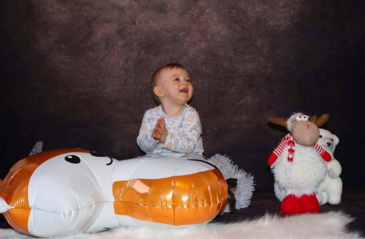 Ruben a rejoint le concours — aidez-le/la à gagner de superbes lots ! baby_toddler_clothing, baby_toys, carmine, doll, dress, event, figurine, fun, fur, happy, lap, mammal, person, plush, room, sitting, stuffed_toy, teddy_bear, textile, toddler