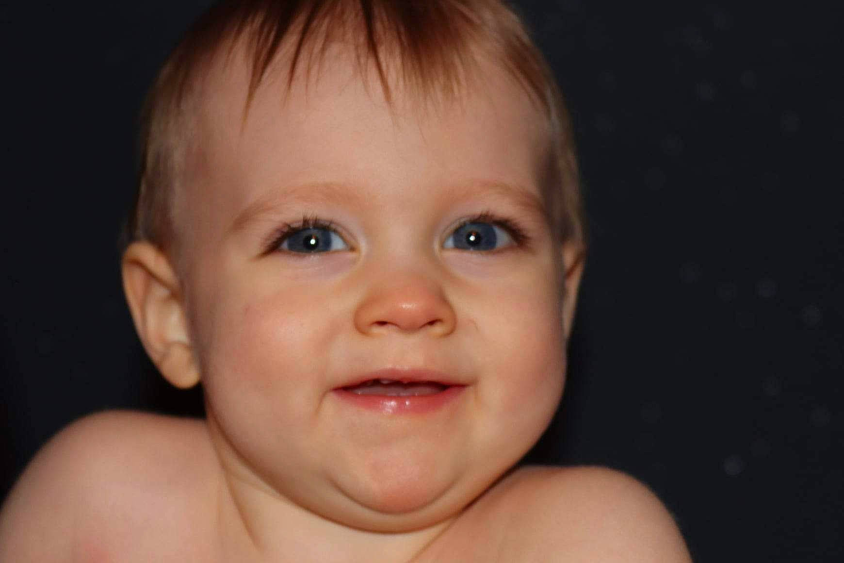 Ruben participe au concours pour gagner de l'argent avec cette photo : baby, cheek, child, close_up, ear, eyelash, finger, flash_photography, fun, gesture, happy, human_body, iris, joy, lip, mouth, no_expression, nose, person, skin
