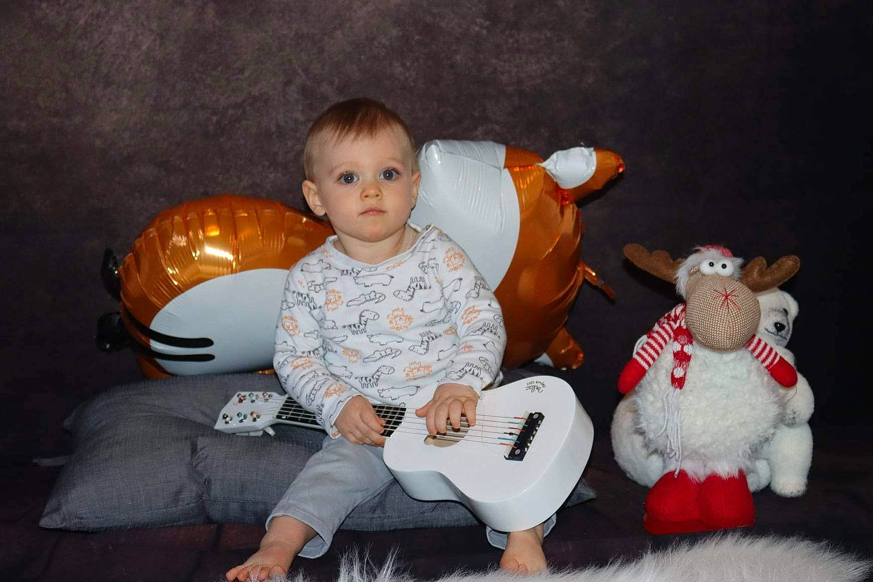 Ruben a rejoint le concours — aidez-le/la à gagner de superbes lots ! baby, baby_toddler_clothing, carmine, child, christmas, comfort, event, fun, fur, happy, holiday, lap, person, plush, sitting, smile, stuffed_toy, teddy_bear, toddler, toy