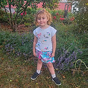 Tessa participe au concours pour gagner de l'argent avec cette photo : child, smiling, garden, flowers, greenery, tree, grass, shirt, skirt, socks, shoes, unicorn, flamingo, outdoor, nature, plants, daylight, person, happy, cute
