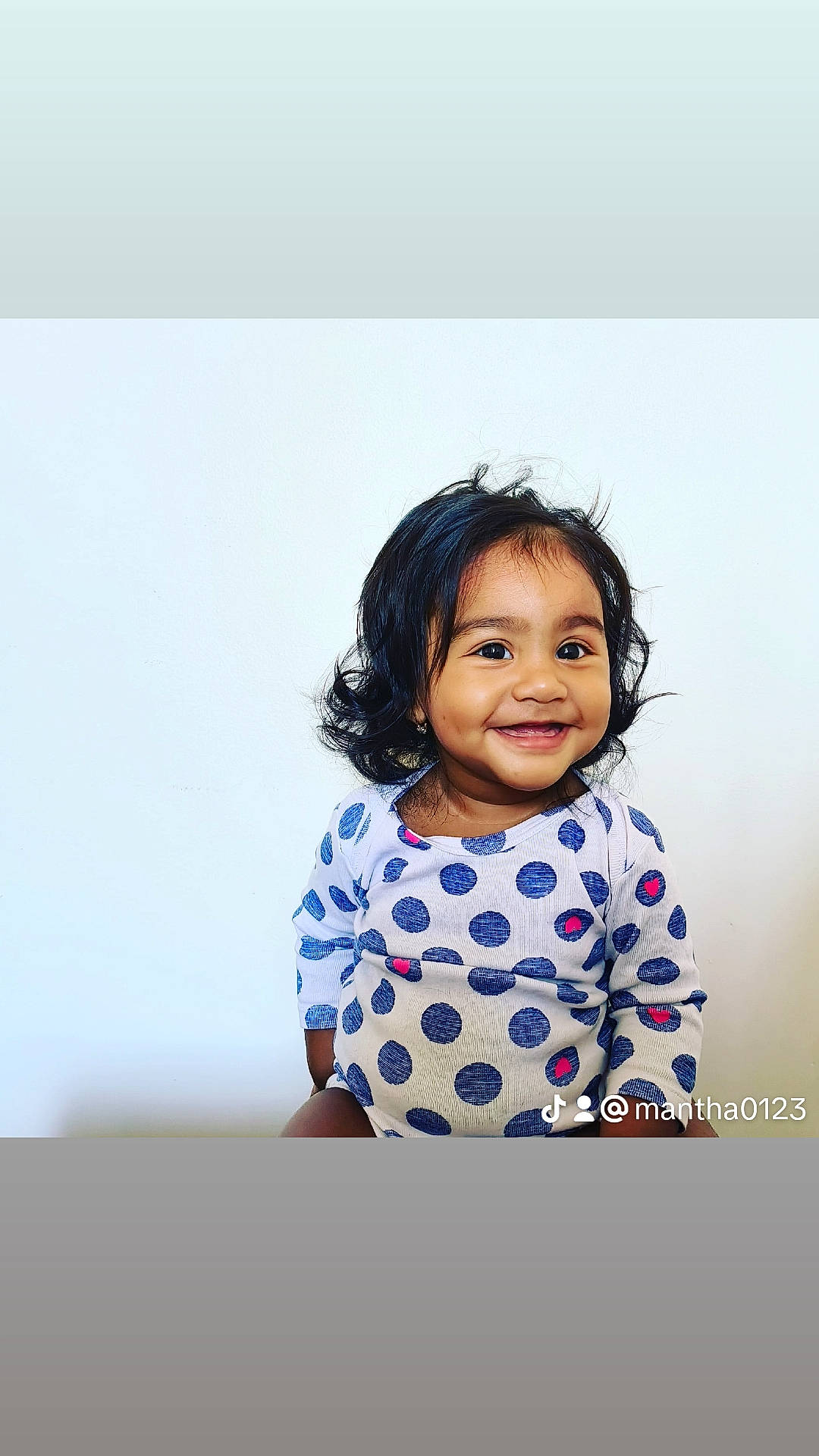 Lyanah a rejoint le concours — aidez-le/la à gagner de superbes lots ! baby, baby_toddler_clothing, child, child_model, electric_blue, fashion_design, flash_photography, fun, gesture, happy, joy, magenta, outerwear, pattern, person, photo_shoot, portrait, portrait_photography, sleeve, smile