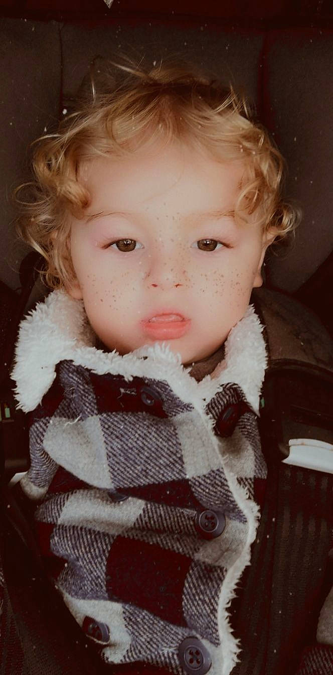 Mïke participe au concours pour gagner de l'argent avec cette photo : baby, brown_hair, cheek, child, child_model, chin, eye, face, fur, head, iris, lip, neck, nose, outerwear, person, portrait, skin, toddler, wool
