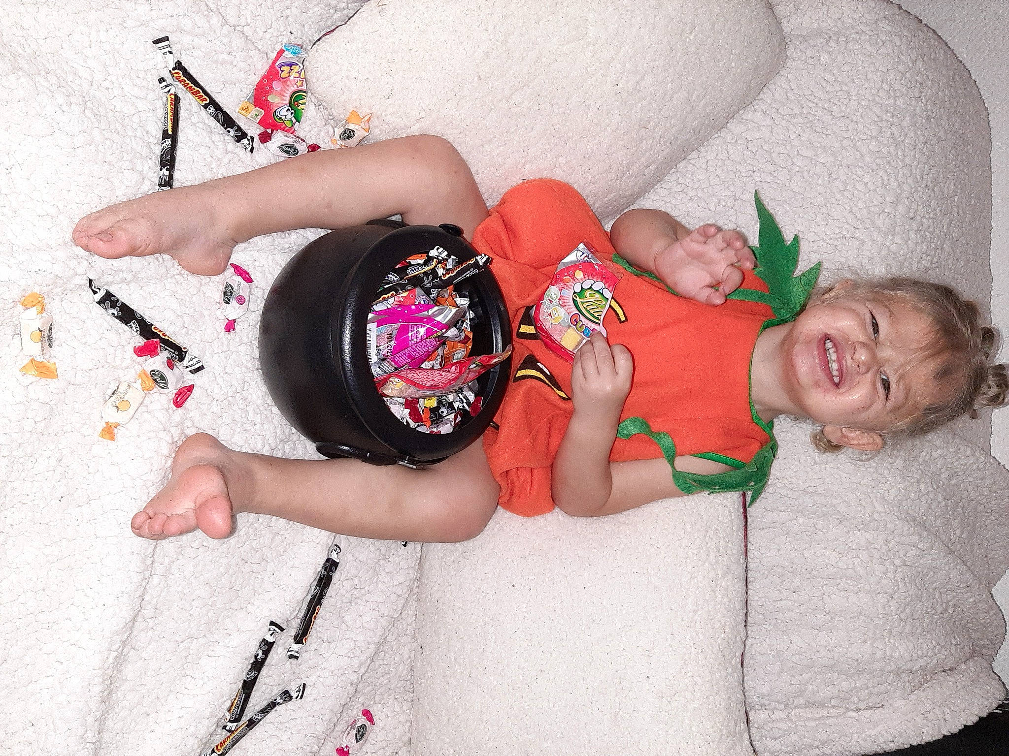 Mïke participe au concours pour gagner de l'argent avec cette photo : arm, baby, child, cool, fashion_accessory, finger, glasses, hand, happy, human, joy, leg, nail, person, pink, smile, toddler