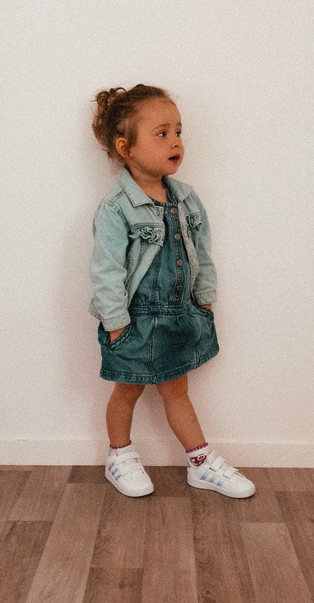 Léna participe au concours pour gagner de l'argent avec cette photo : child, child_model, clothing, denim, dress, footwear, jacket, jeans, knee, outerwear, person, shoe, sleeve, standing, textile, toddler