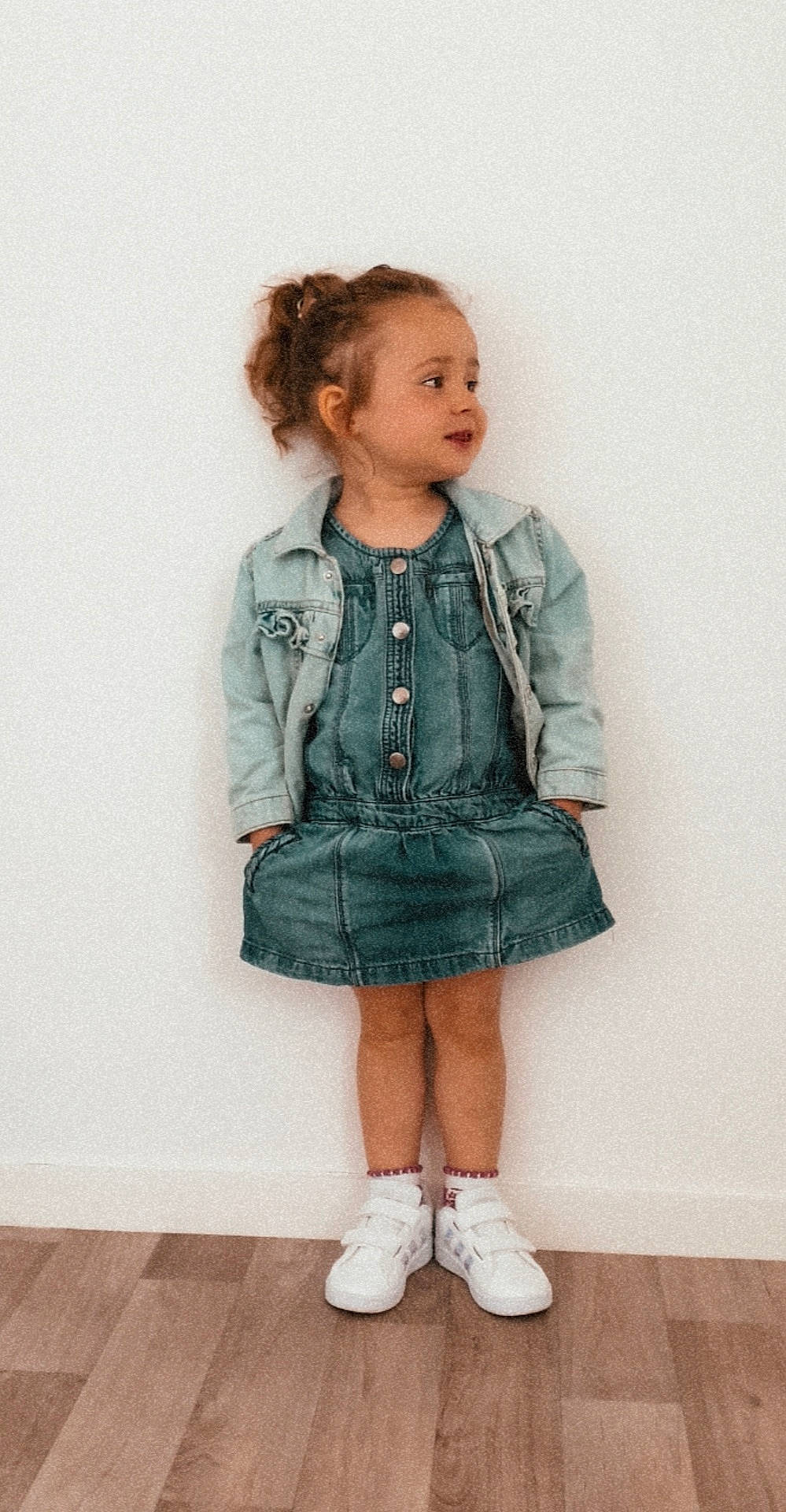 Léna participe au concours pour gagner de l'argent avec cette photo : blue, child, child_model, clothing, denim, dress, fashion, fashion_design, footwear, jacket, jeans, one_piece_garment, outerwear, pattern, person, shoe, sleeve, standing, textile, toddler