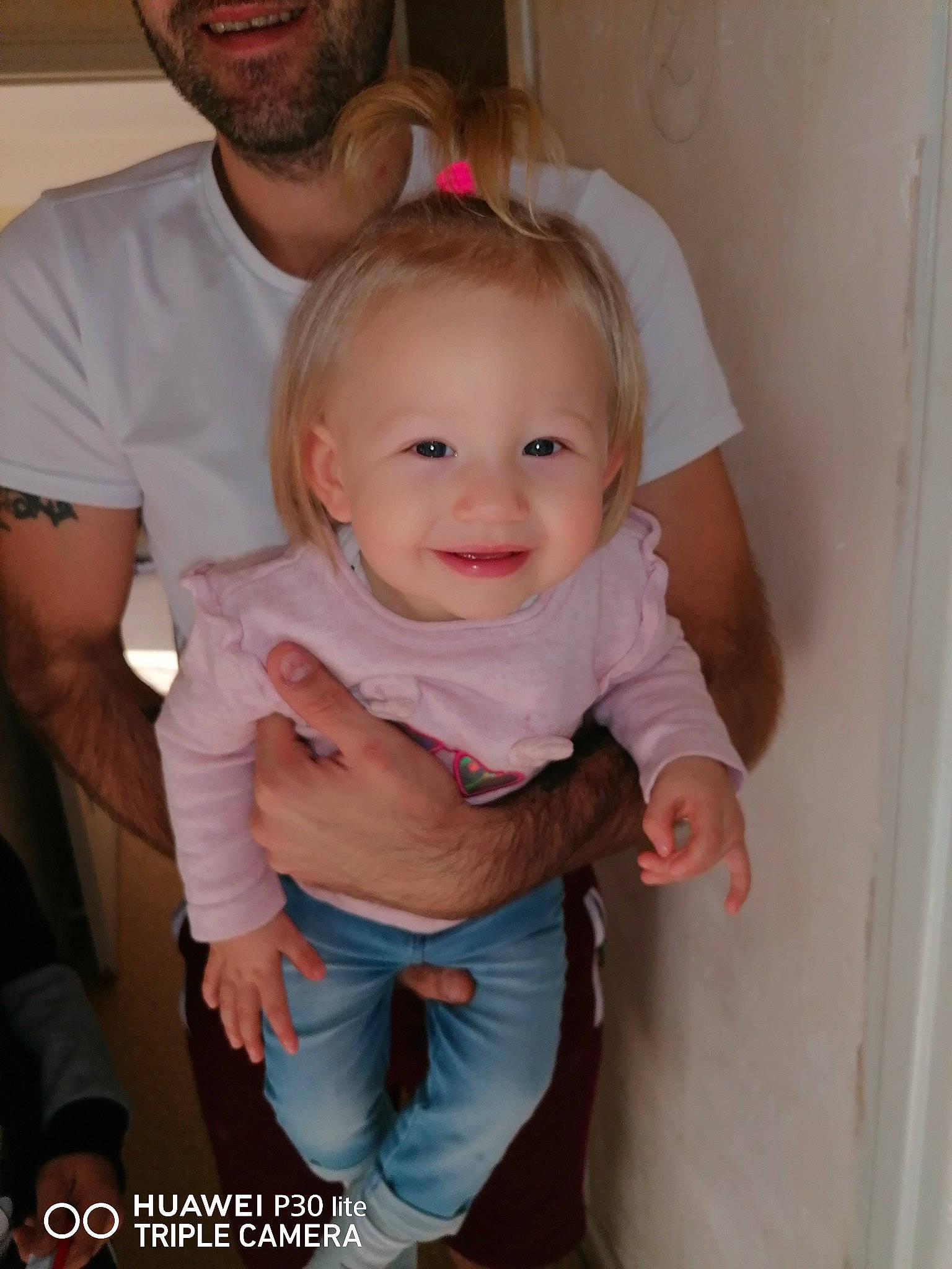 Ness participe au concours pour gagner de l'argent avec cette photo : arm, baby, baby_toddler_clothing, cheek, chin, eye, facial_expression, gesture, hairstyle, hand, happy, iris, joy, lip, mouth, muscle, nose, person, shoulder, skin