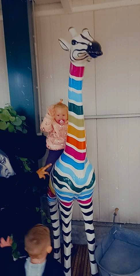 Ness a rejoint le concours — aidez-le/la à gagner de superbes lots ! art, child, cool, door, electric_blue, event, fawn, fun, giraffe, giraffidae, light, neck, pattern, person, pink, smile, snapshot, t_shirt, textile, visual_arts