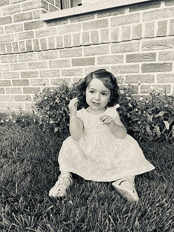 Clara participe au concours pour gagner de l'argent avec cette photo : brick, brickwork, dress, flash_photography, grass, grass_family, hair, happy, lawn, monochrome, monochrome_photography, one_piece_garment, people_in_nature, person, plant, sitting, smile, tints_and_shades, toddler, vintage_clothing