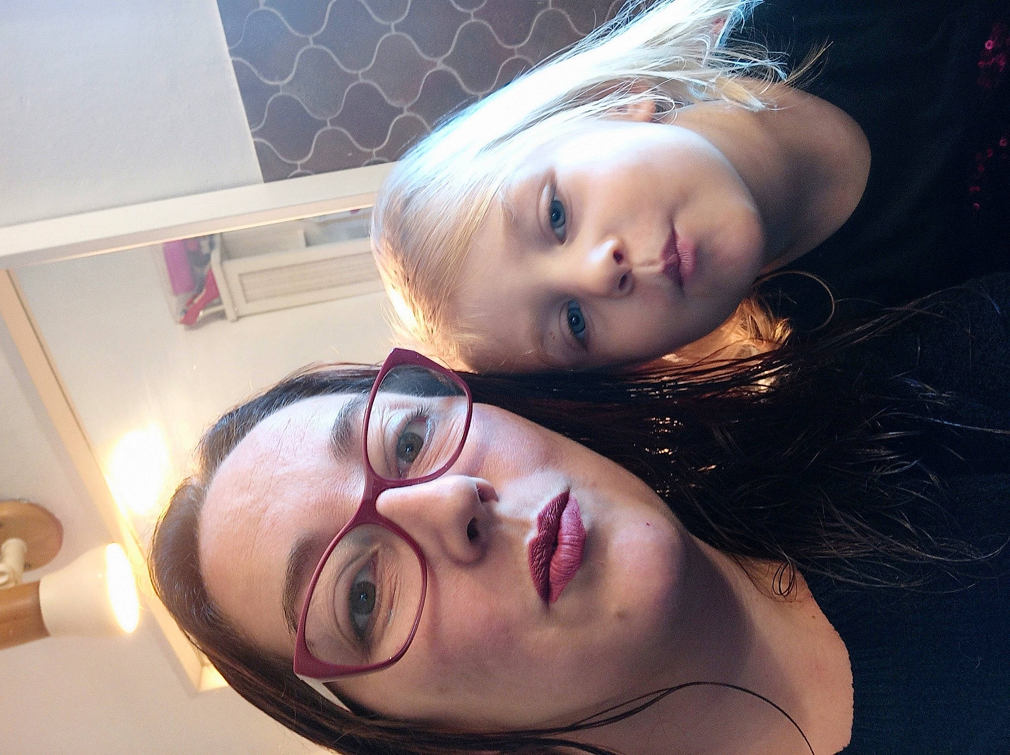 Melyna participe au concours pour gagner de l'argent avec cette photo : beauty, cheek, cool, eye, eye_glass_accessory, eye_liner, eyebrow, eyelash, eyewear, flash_photography, forehead, glasses, hairstyle, jaw, lip, mouth, nose, person, portrait_photography, selfie