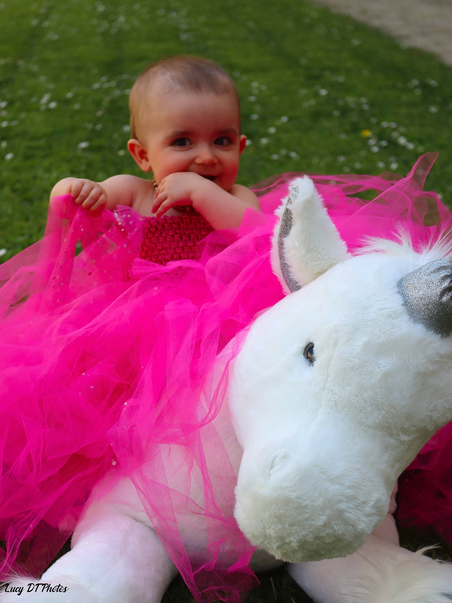 Séléna participe au concours pour gagner de l'argent avec cette photo : baby, baby_products, baby_toddler_clothing, event, face, fun, fur, grass, happy, head, leisure, magenta, mammal, people_in_nature, person, photograph, pink, skin, textile, toddler