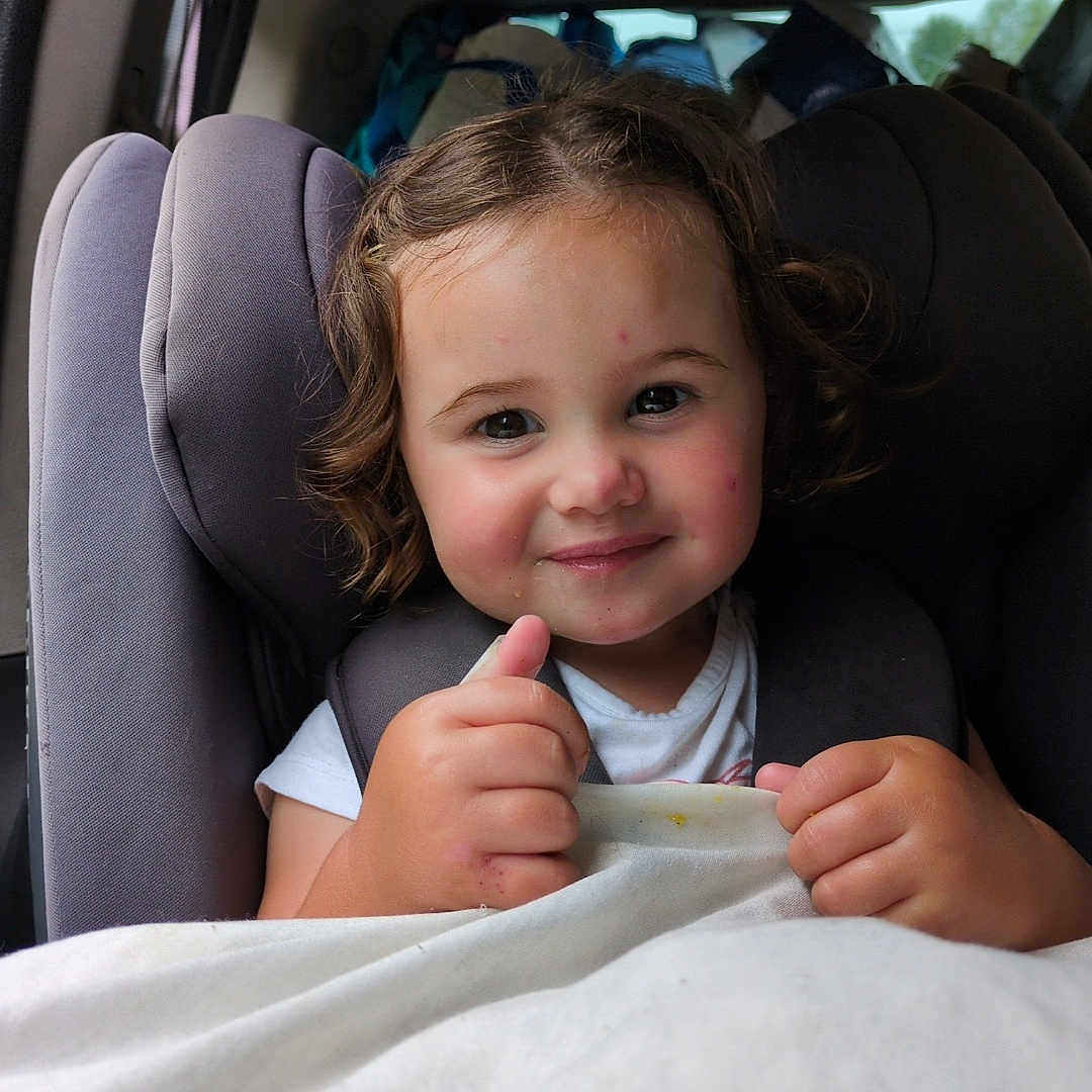 Maddy a rejoint le concours — aidez-le/la à gagner de superbes lots ! baby, bodypart, car, car_interior, carseat, cushion, face, finger, hand, happy, head, headrest, homedecor, person, photography, portrait, sitting, smile, transportation, vehicle