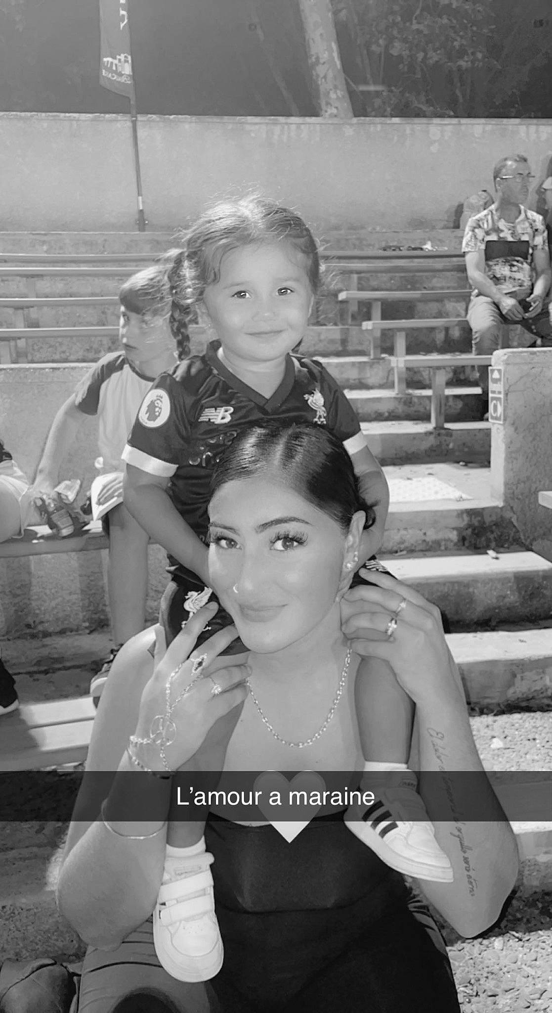 Mia participe au concours pour gagner de l'argent avec cette photo : black, black_and_white, child, event, eyewear, flash_photography, fun, gesture, hairstyle, happy, human, joy, leisure, monochrome, monochrome_photography, necklace, person, photograph, snapshot, standing