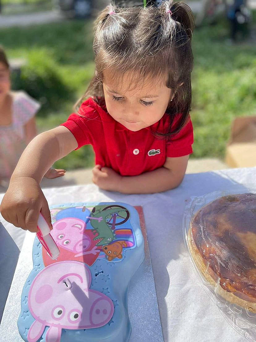 Mia participe au concours pour gagner de l'argent avec cette photo : art, baby, child, event, fun, grass, happy, leisure, mammal, pattern, person, pink, plate, recreation, sharing, shorts, sitting, t_shirt, toddler, vertebrate