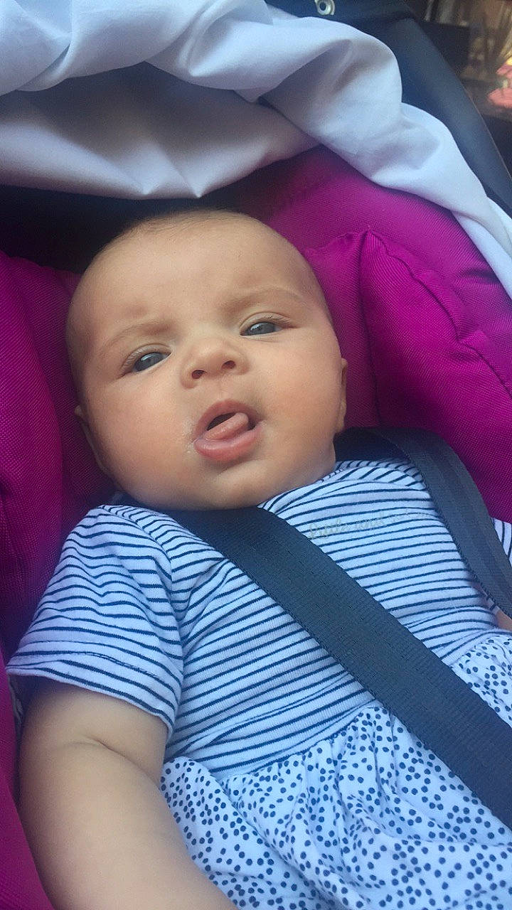 Analia a rejoint le concours — aidez-le/la à gagner de superbes lots ! baby, car_seat, cheek, child, eye, eyebrow, face, forehead, head, lip, mouth, nose, person, pink, skin, toddler