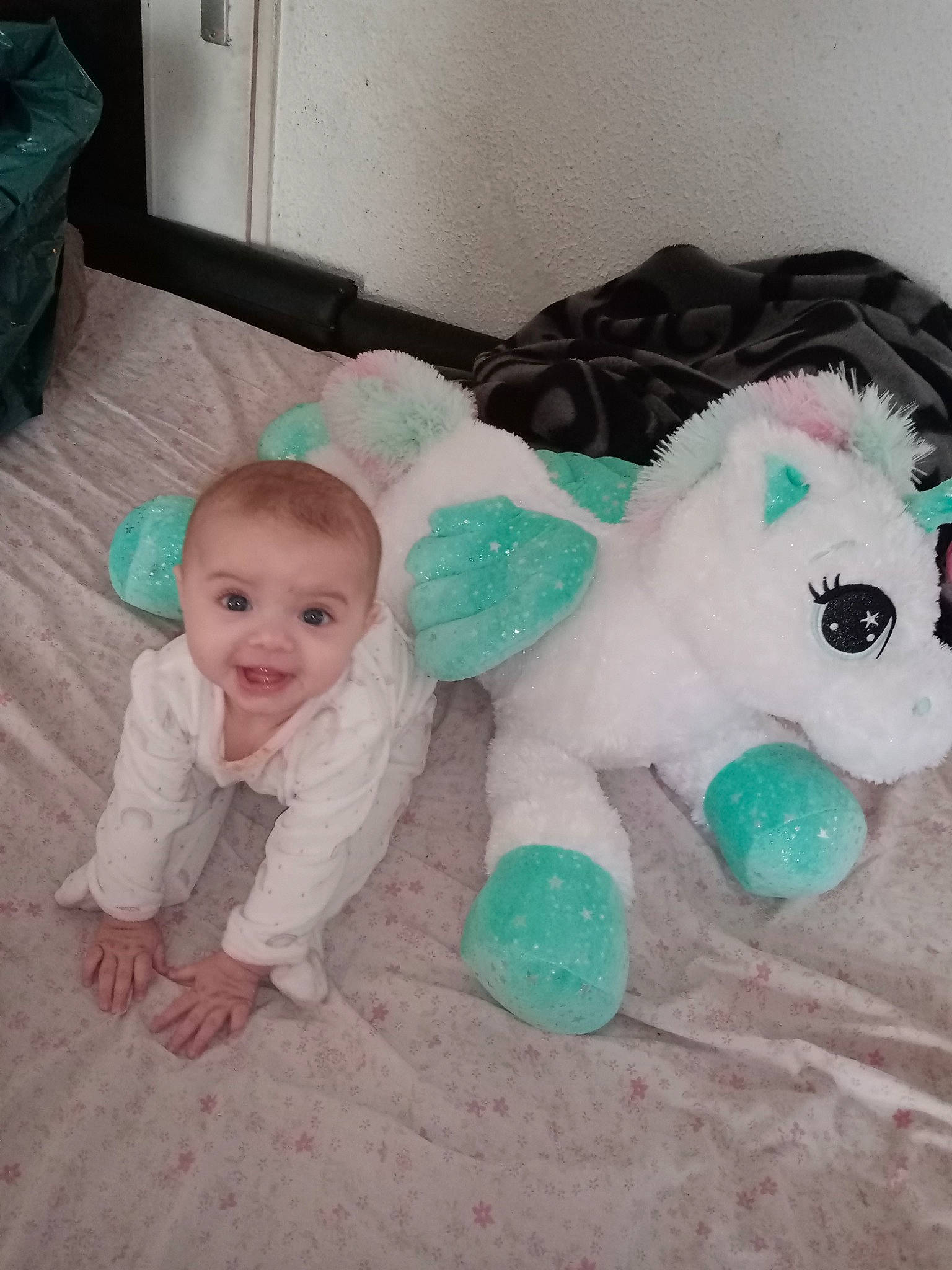 Analia participe au concours pour gagner de l'argent avec cette photo : baby, baby_toddler_clothing, baby_toys, comfort, companion_dog, flooring, fur, grass, hardwood, head, person, plush, room, skin, smile, stuffed_toy, terrestrial_animal, toddler, toy, vertebrate