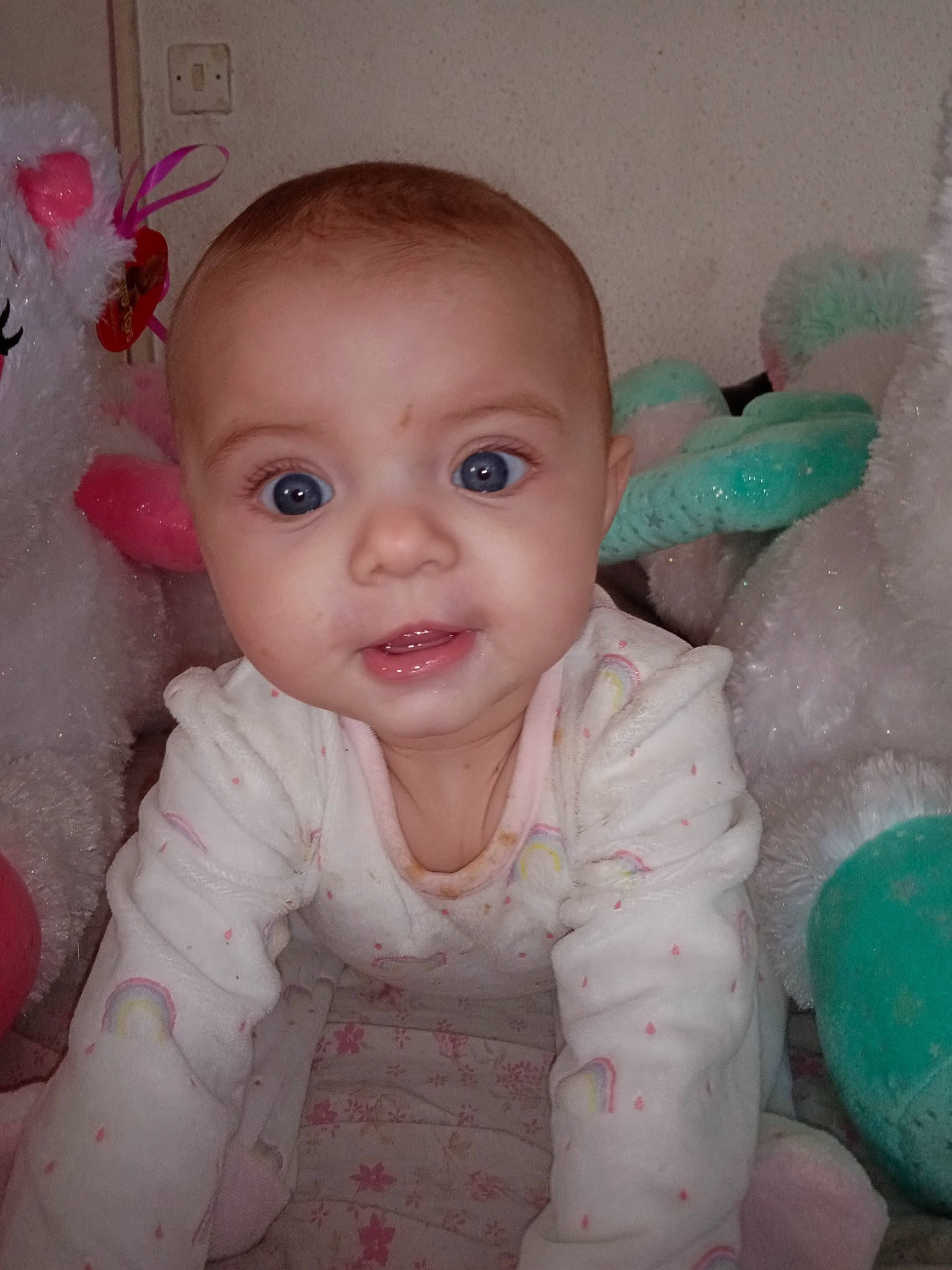 Analia participe au concours pour gagner de l'argent avec cette photo : baby, baby_toddler_clothing, cheek, child, chin, eye, eyebrow, fun, head, iris, lip, mouth, nose, person, pink, product, skin, smile, textile, toddler