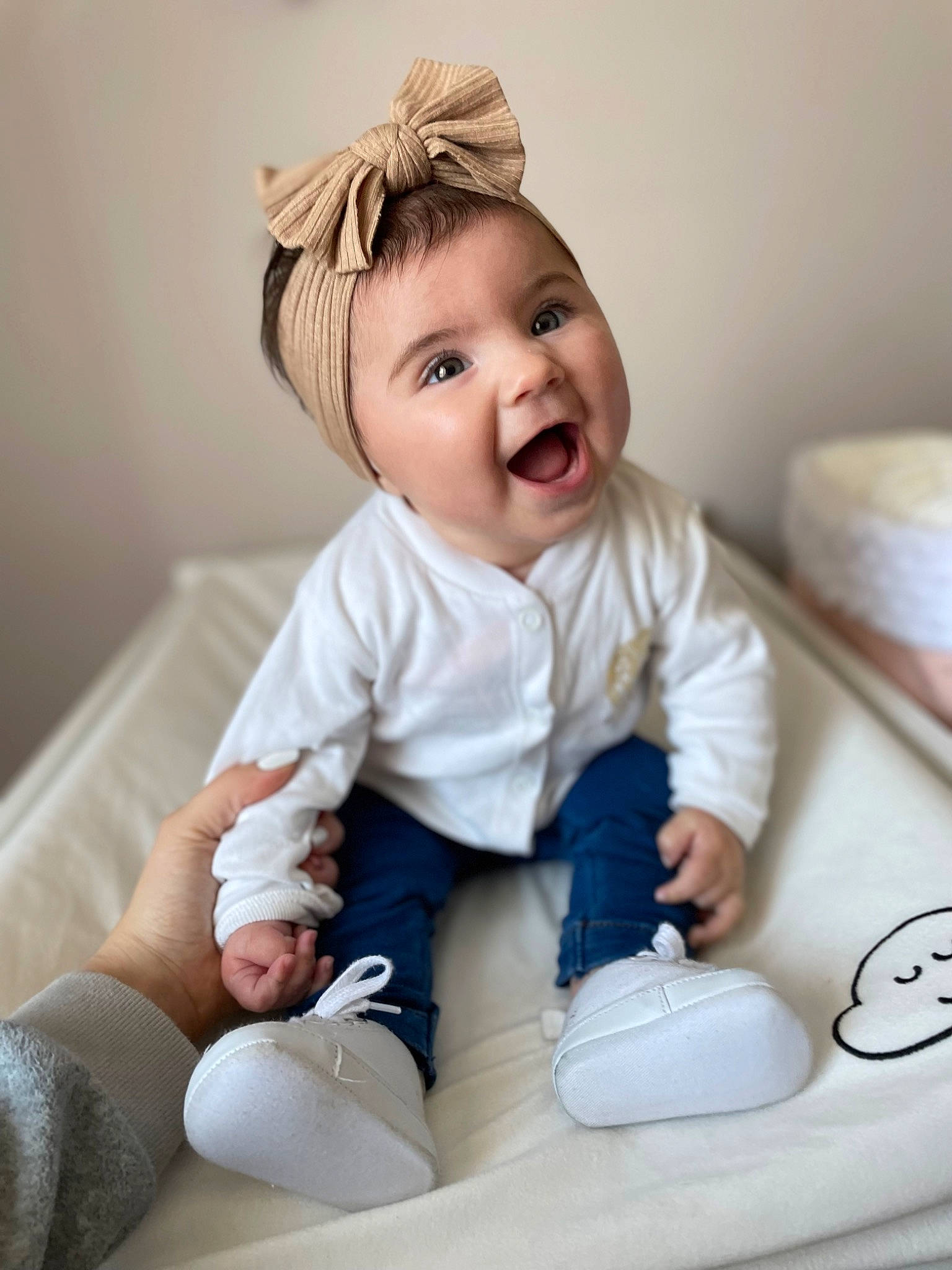 Kayla a rejoint le concours — aidez-le/la à gagner de superbes lots ! arm, baby, baby_toddler_clothing, cheek, child, comfort, finger, flash_photography, happy, human_leg, knee, neck, person, sitting, skin, sleeve, smile, sock, t_shirt, toddler