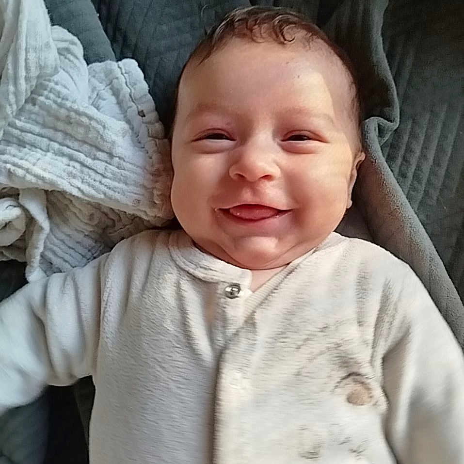 Rosalya participe au concours pour gagner de l'argent avec cette photo : baby, baby_boy, baby_girl, blanket, child, clothing, comfort, cute, face, happy, indoor, infant, joy, lying_down, newborn, onesie, portrait, smiling, soft, young