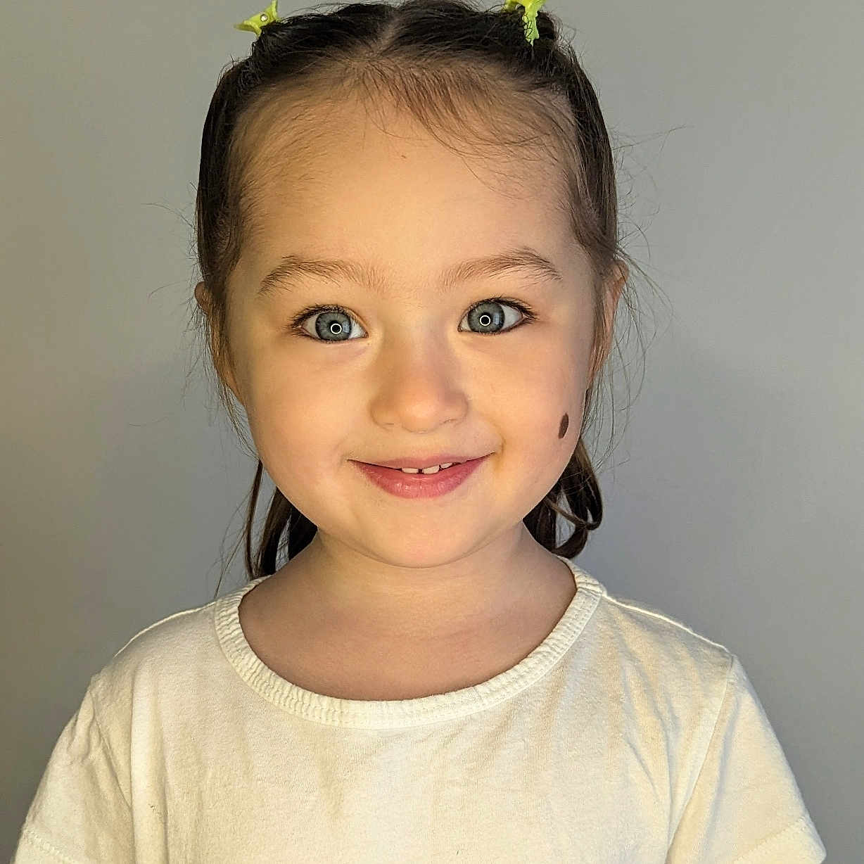Pulelehua is registered to the contest to win money with this photo: accessories, bodypart, child, clothing, face, female, girl, hair, happy, head, jewelry, mouth, person, photography, portrait, shoulder, sleeve, smile, t_shirt, teeth