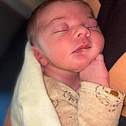 Maylonn participe au concours pour gagner de l'argent avec cette photo : newborn, baby, sleeping, blanket, soft, closeup, infant, peaceful, face, hand, skin, cute, child, portrait, cozy, warm, resting, young, clothing, human