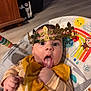 Maylonn a rejoint le concours — aidez-le/la à gagner de superbes lots ! animal_design, baby, baby_seat, bib, child, clothing, crown, cute, expression, floor, furniture, gold, hand, headwear, indoor, mouth, portrait, rainbow, tongue, wide_eyes
