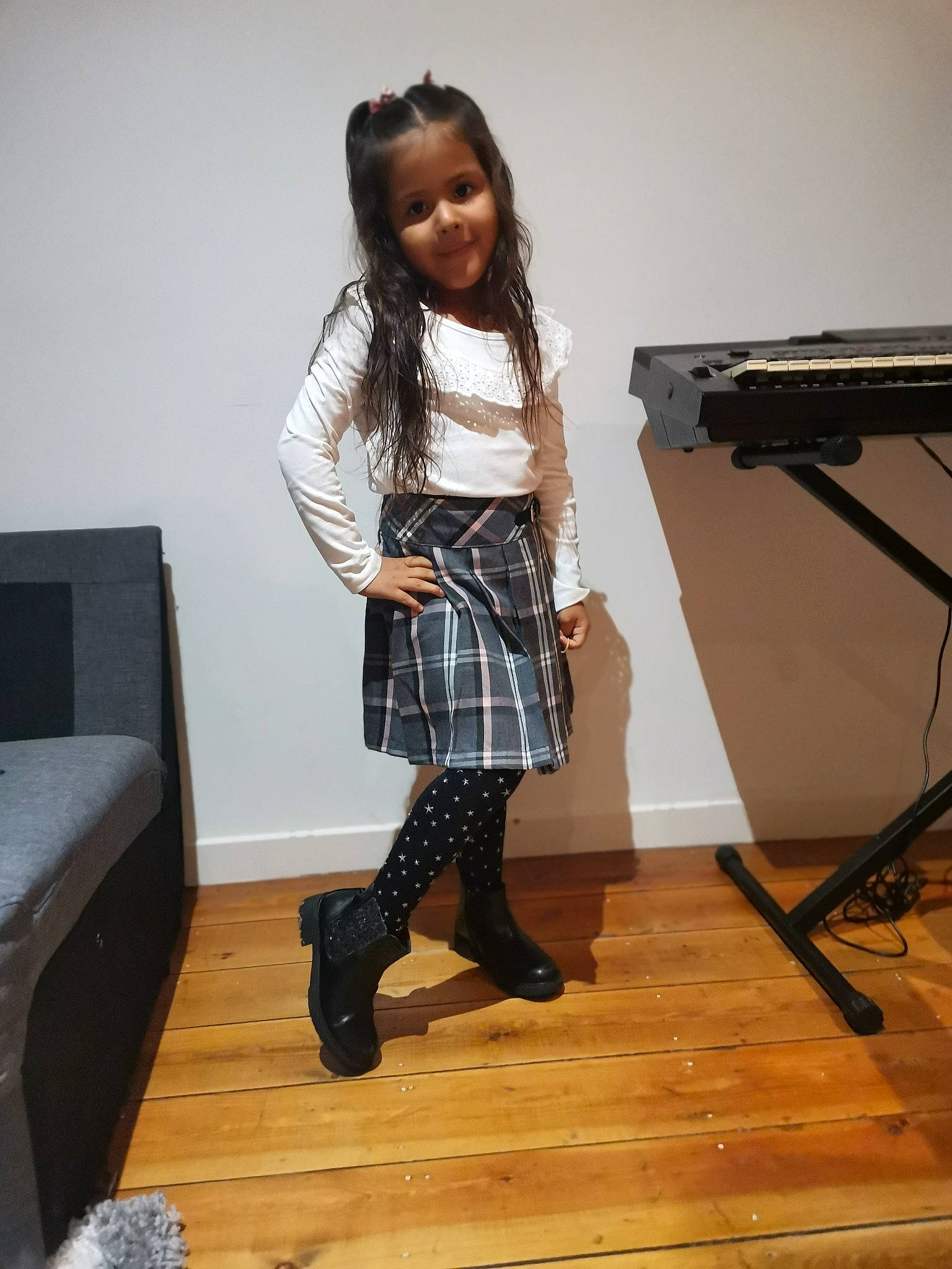 Martina a rejoint le concours — aidez-le/la à gagner de superbes lots ! denim, fashion_design, flooring, human_leg, knee, long_hair, outerwear, pattern, person, plaid, shoulder, sleeve, sock, standing, street_fashion, t_shirt, tartan, thigh, tripod, waist