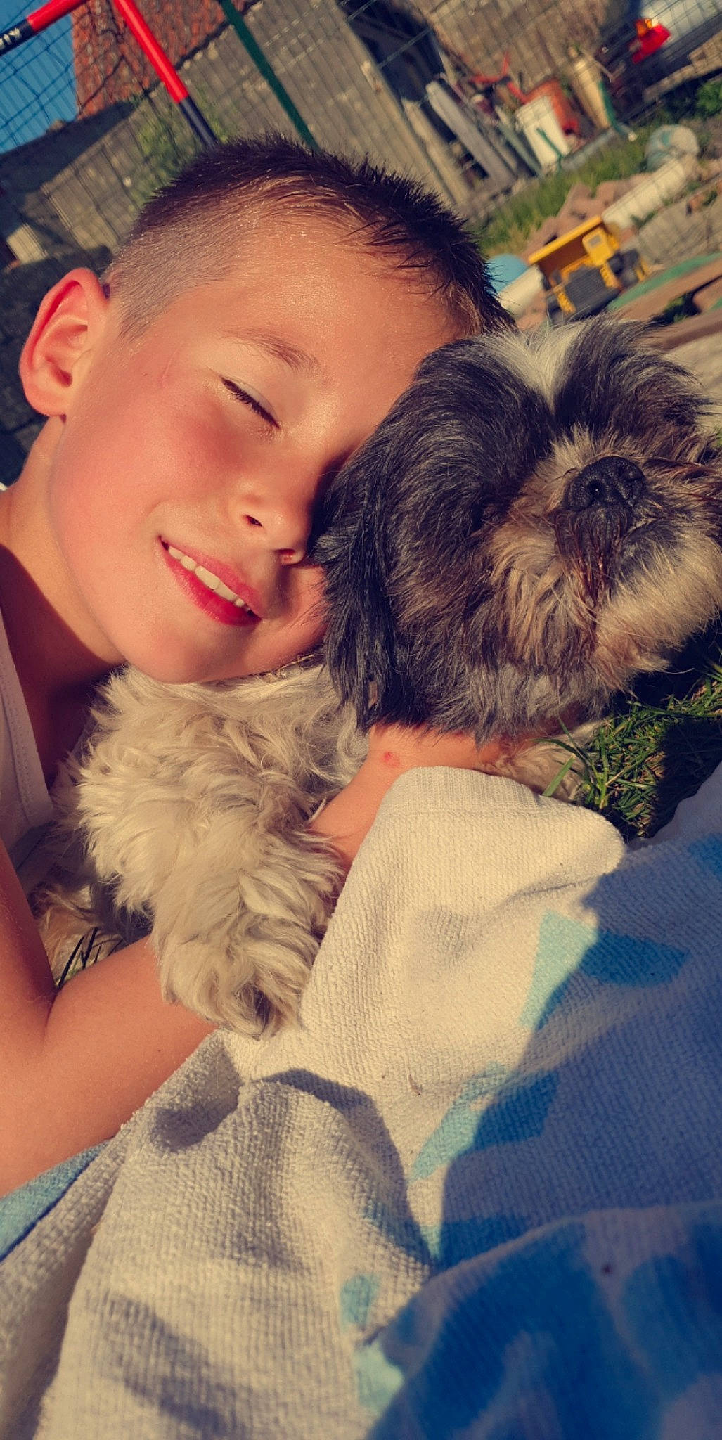 Louna participe au concours pour gagner de l'argent avec cette photo : carnivore, child, companion_dog, dog, dog_breed, fawn, fur, fur_clothing, grass, happy, hug, interaction, liver, selfie, shih_tzu, small_terrier, smile, snout, terrier, toy_dog