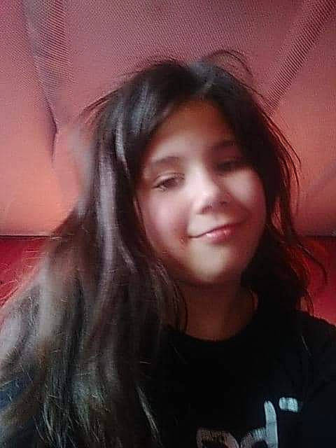 Miley a rejoint le concours — aidez-le/la à gagner de superbes lots ! bangs, black_hair, cheek, chin, cool, eyebrow, eyelash, flash_photography, forehead, fun, happy, iris, jaw, joy, layered_hair, lip, mouth, nose, person, skin