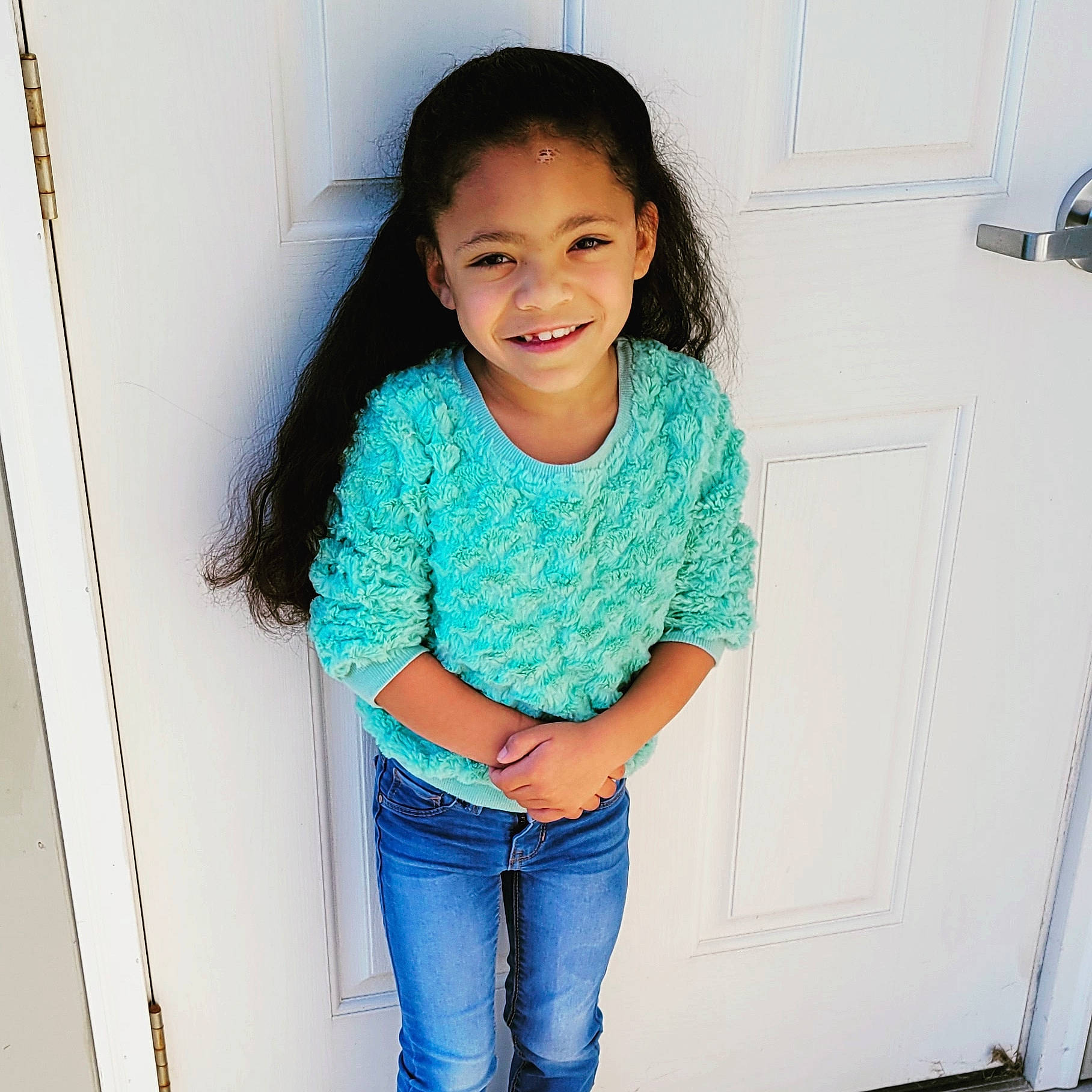 Amethyst is registered to the contest to win money with this photo: denim, elbow, electric_blue, floor, hair, happy, human_body, jeans, joint, joy, knee, leg, long_hair, neck, person, shoulder, sleeve, smile, standing, thigh