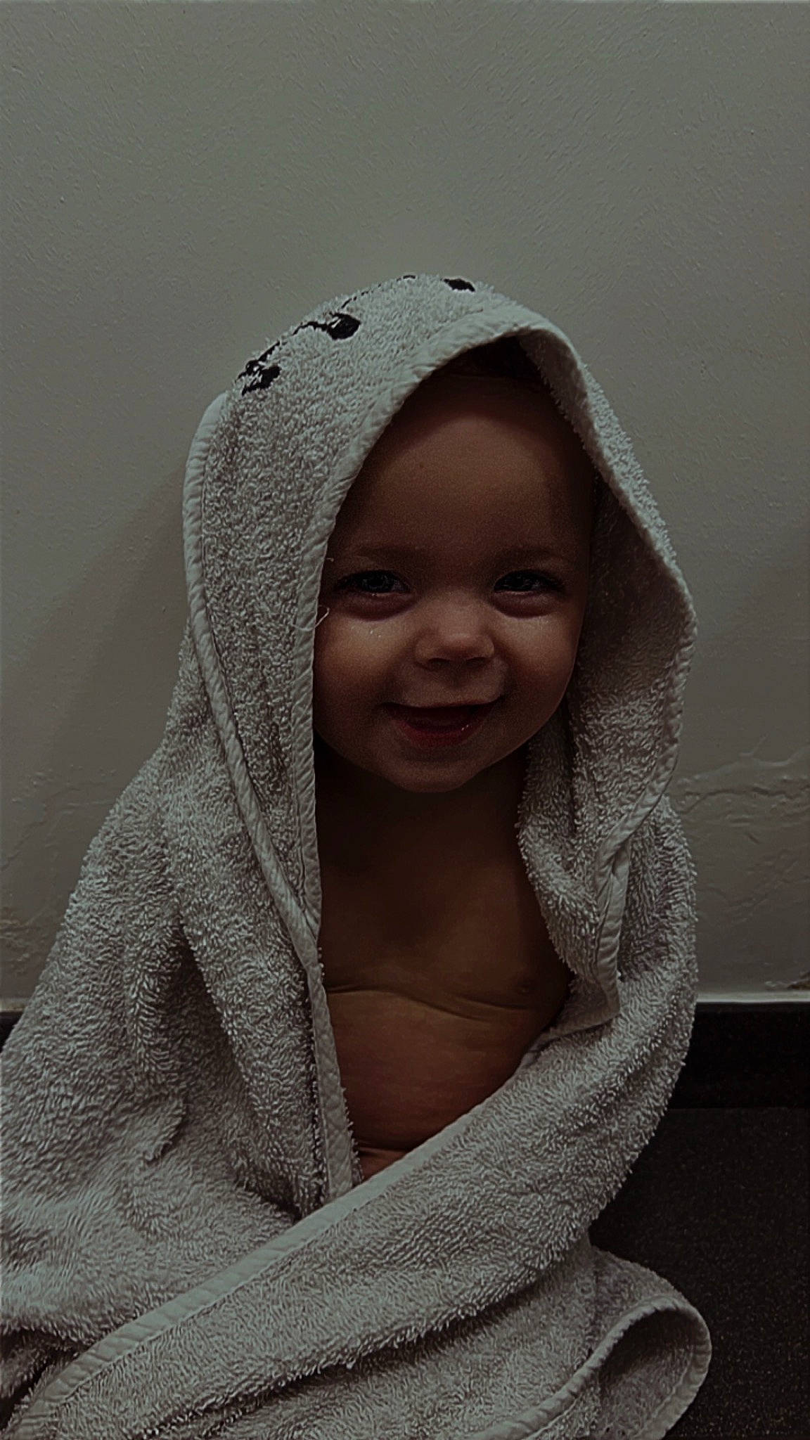 Shanna participe au concours pour gagner de l'argent avec cette photo : baby, cap, cheek, child, comfort, eye, eyebrow, face, fashion_accessory, grey, happy, head, headgear, joy, laugh, linens, lip, monochrome_photography, person, sleeve