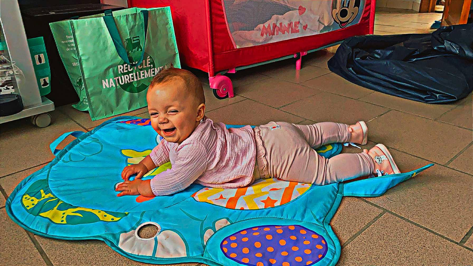 Shanna a rejoint le concours — aidez-le/la à gagner de superbes lots ! baby, baby_products, baby_toddler_clothing, baby_toys, child, crawling, event, floor, flooring, fun, happy, leisure, person, play, playmat, room, sitting, smile, t_shirt, toddler