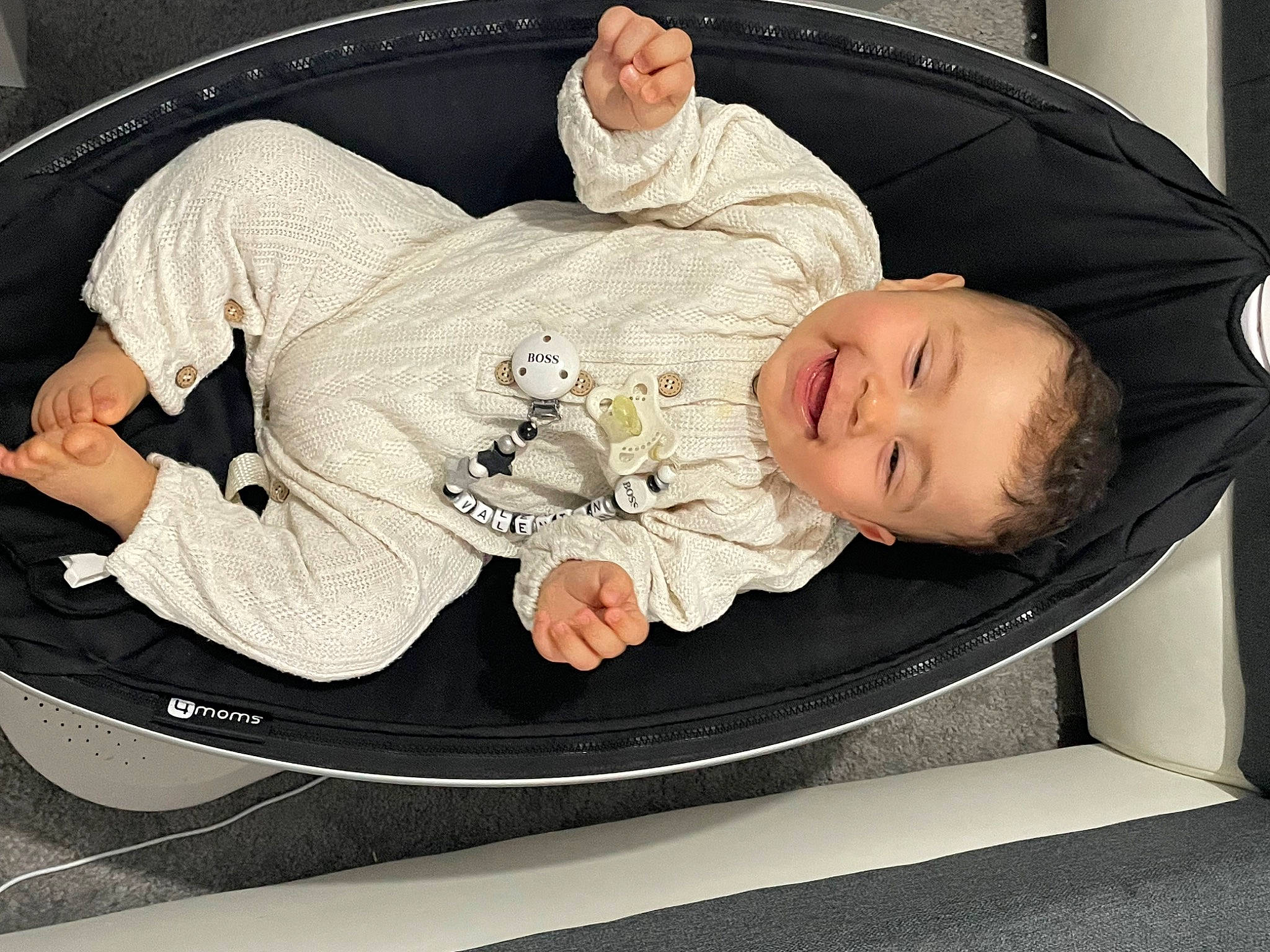 Valentin a rejoint le concours — aidez-le/la à gagner de superbes lots ! auto_part, baby, baby_carriage, baby_products, baby_safety, baby_sleeping, baby_toddler_clothing, car_seat, child, comfort, infant_bed, joy, knee, lap, nap, person, sitting, sleep, toddler, walking_shoe