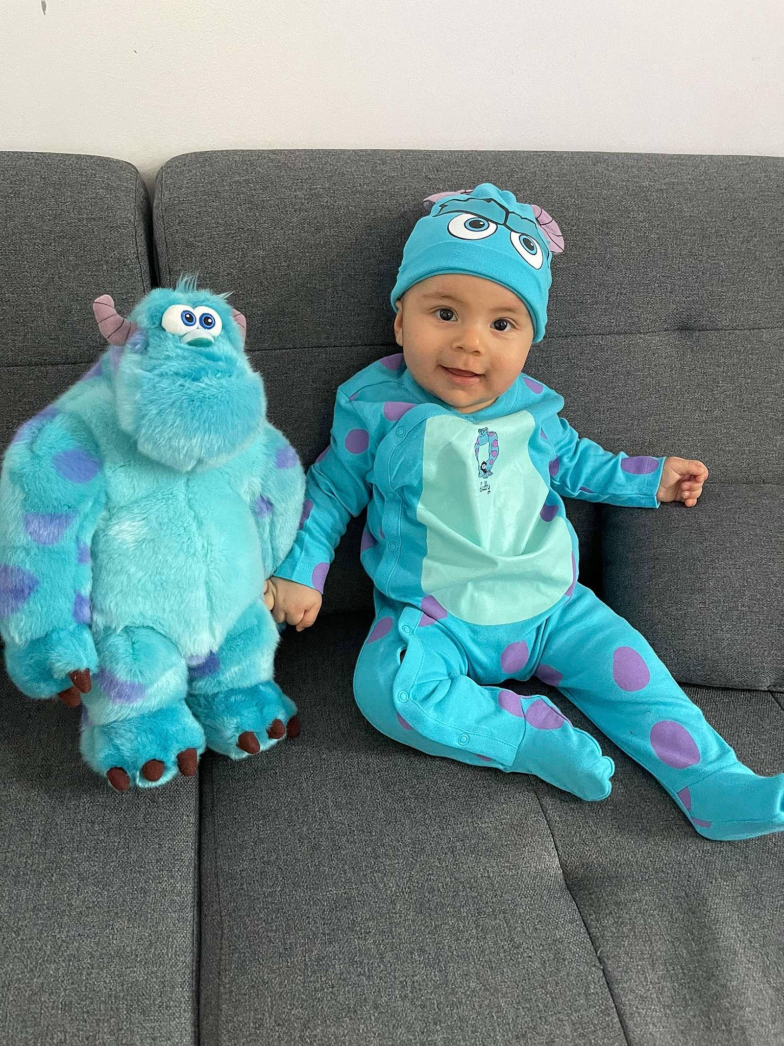 Valentin a rejoint le concours — aidez-le/la à gagner de superbes lots ! aqua, baby, baby_products, baby_toddler_clothing, baseball_cap, blue, cap, child, comfort, costume_hat, electric_blue, happy, hat, headwear, joy, person, sitting, sleeve, smile, stuffed_toy