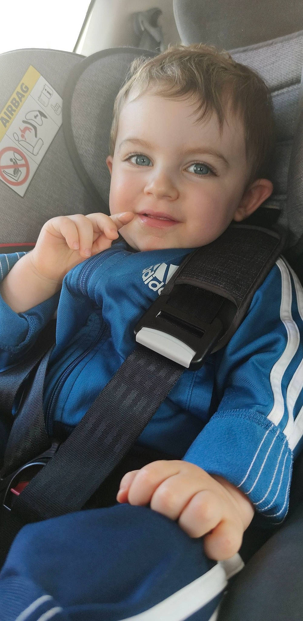 Manoé a rejoint le concours — aidez-le/la à gagner de superbes lots ! baby, baby_carriage, baby_in_car_seat, baby_products, baby_toddler_clothing, blue, car_seat, cheek, child, comfort, electric_blue, finger, gesture, hand, head, person, seat_belt, sitting, smile, thumb