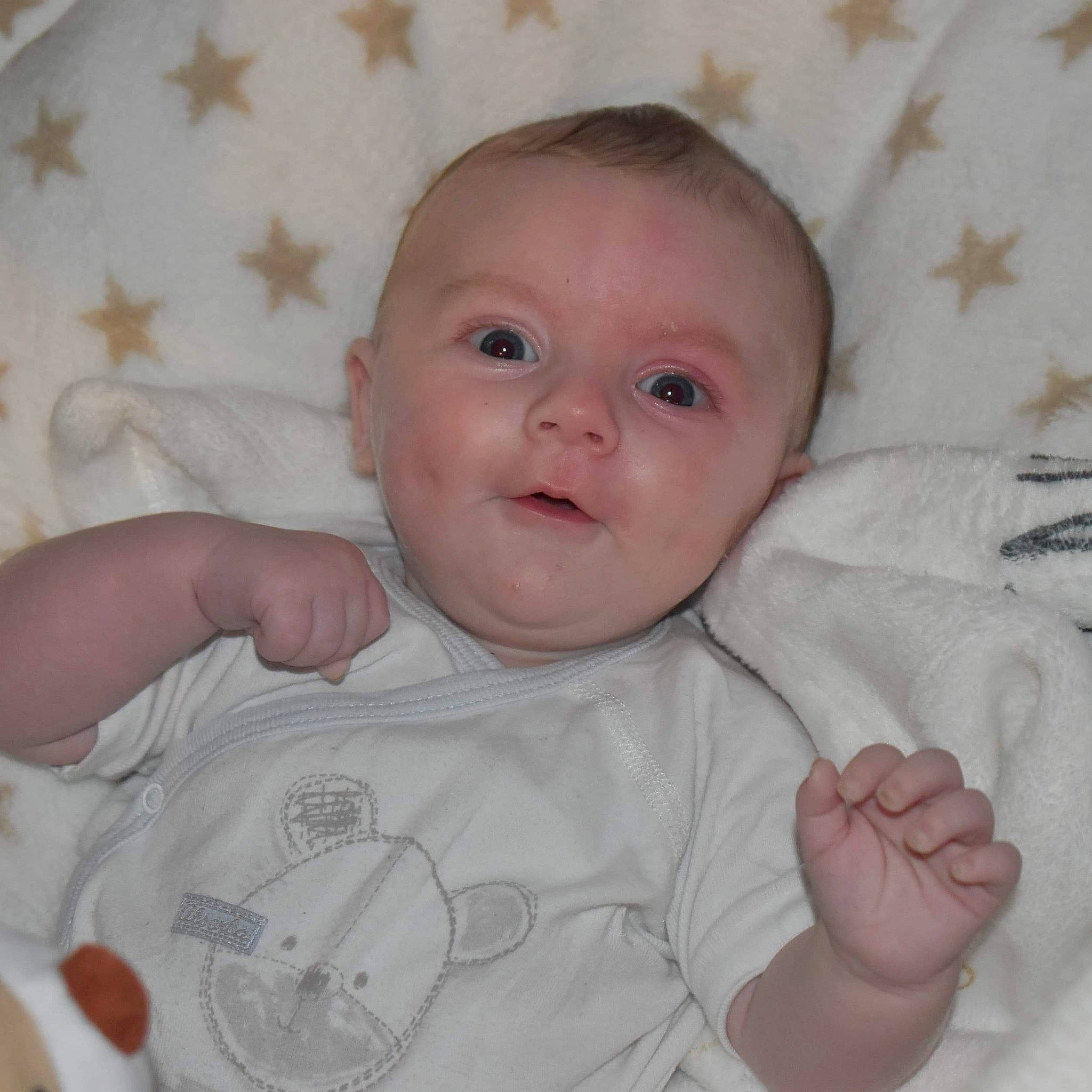 Manoé participe au concours pour gagner de l'argent avec cette photo : baby, baby_toddler_clothing, cheek, chin, comfort, eye, eyebrow, face, finger, gesture, iris, lip, mouth, nose, person, pink, skin, sleeve, smile, textile