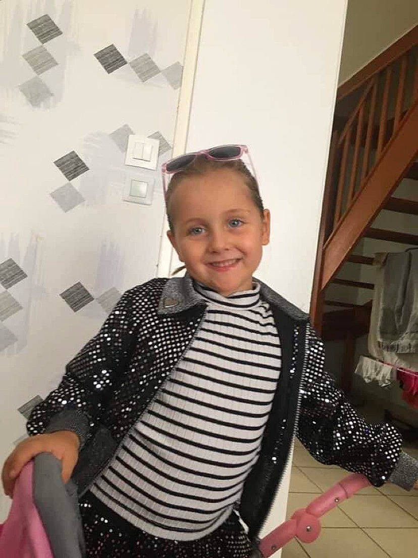 Ludivine a rejoint le concours — aidez-le/la à gagner de superbes lots ! bag, black, collar, fashion_accessory, fashion_design, formal_wear, fun, joint, joy, pattern, person, room, shoulder, sleeve, smile, standing, t_shirt, textile, tie, toddler