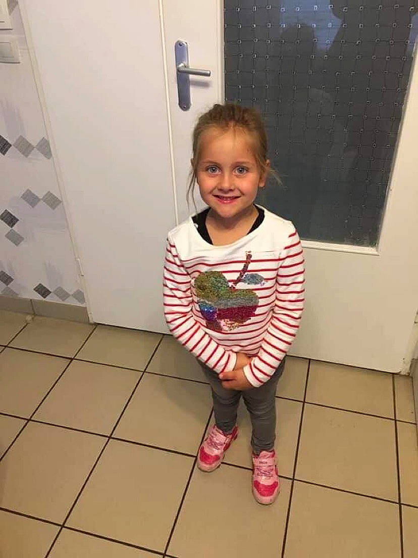 Ludivine participe au concours pour gagner de l'argent avec cette photo : baby_toddler_clothing, child, clothing, event, fashion, floor, flooring, fun, happy, human_leg, joint, joy, leg, magenta, pattern, person, pink, shoe, sleeve, smile