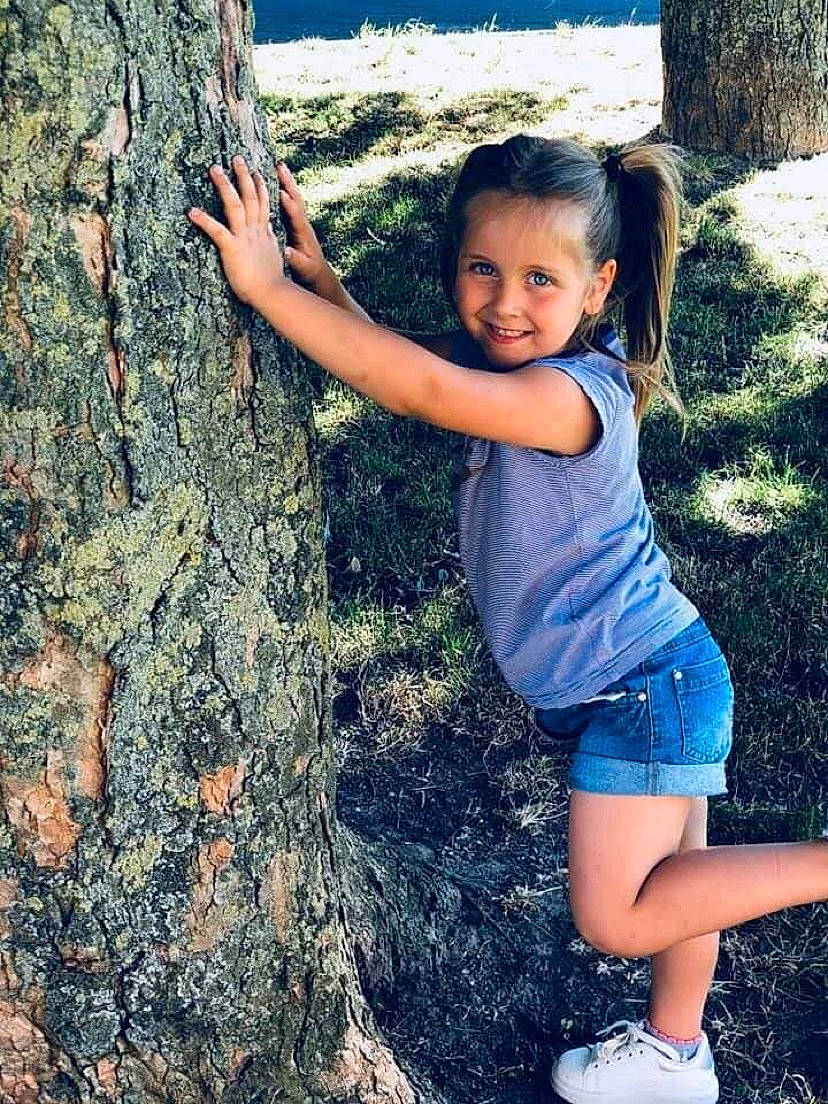 Ludivine a rejoint le concours — aidez-le/la à gagner de superbes lots ! botany, branch, eye, forest, grass, happy, joy, leaf, leisure, nature, people_in_nature, person, plant, shoulder, standing, thigh, toddler, tree, trunk, wood