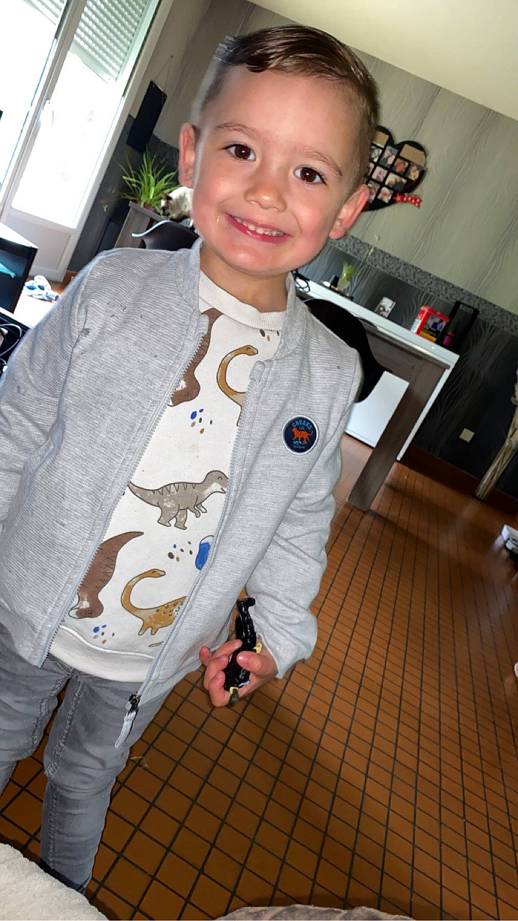 Liam a rejoint le concours — aidez-le/la à gagner de superbes lots ! blazer, button, chair, child, collar, costume, crew_cut, dress_shirt, event, fashion_design, formal_wear, fun, happy, jewellery, joy, person, sleeve, smile, suit, tie