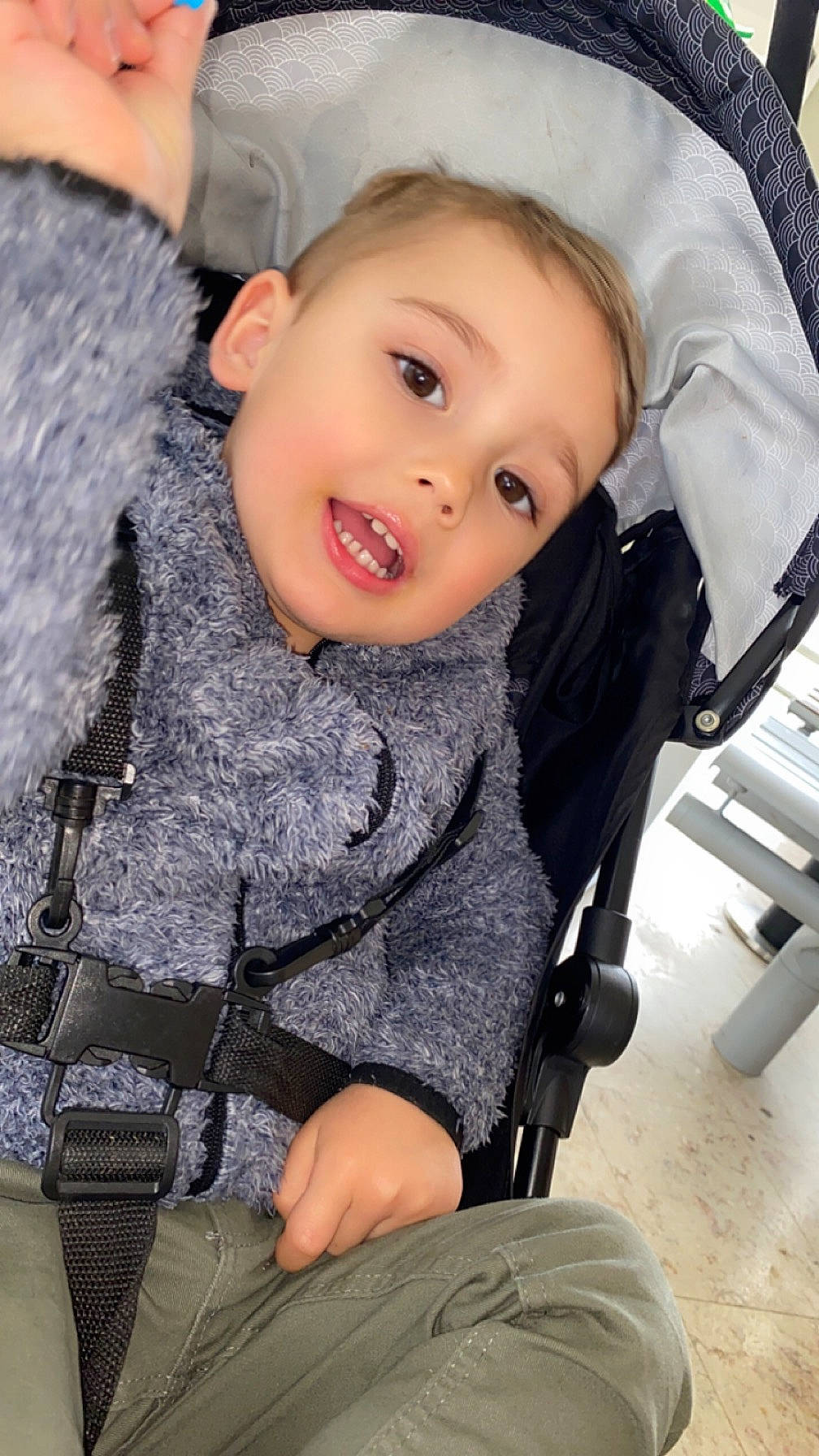 Liam participe au concours pour gagner de l'argent avec cette photo : auto_part, baby, baby_carriage, baby_products, baby_toddler_clothing, black, car_seat, chair, cheek, child, comfort, fun, fur, happy, person, seat_belt, sitting, sleeve, smile, toddler