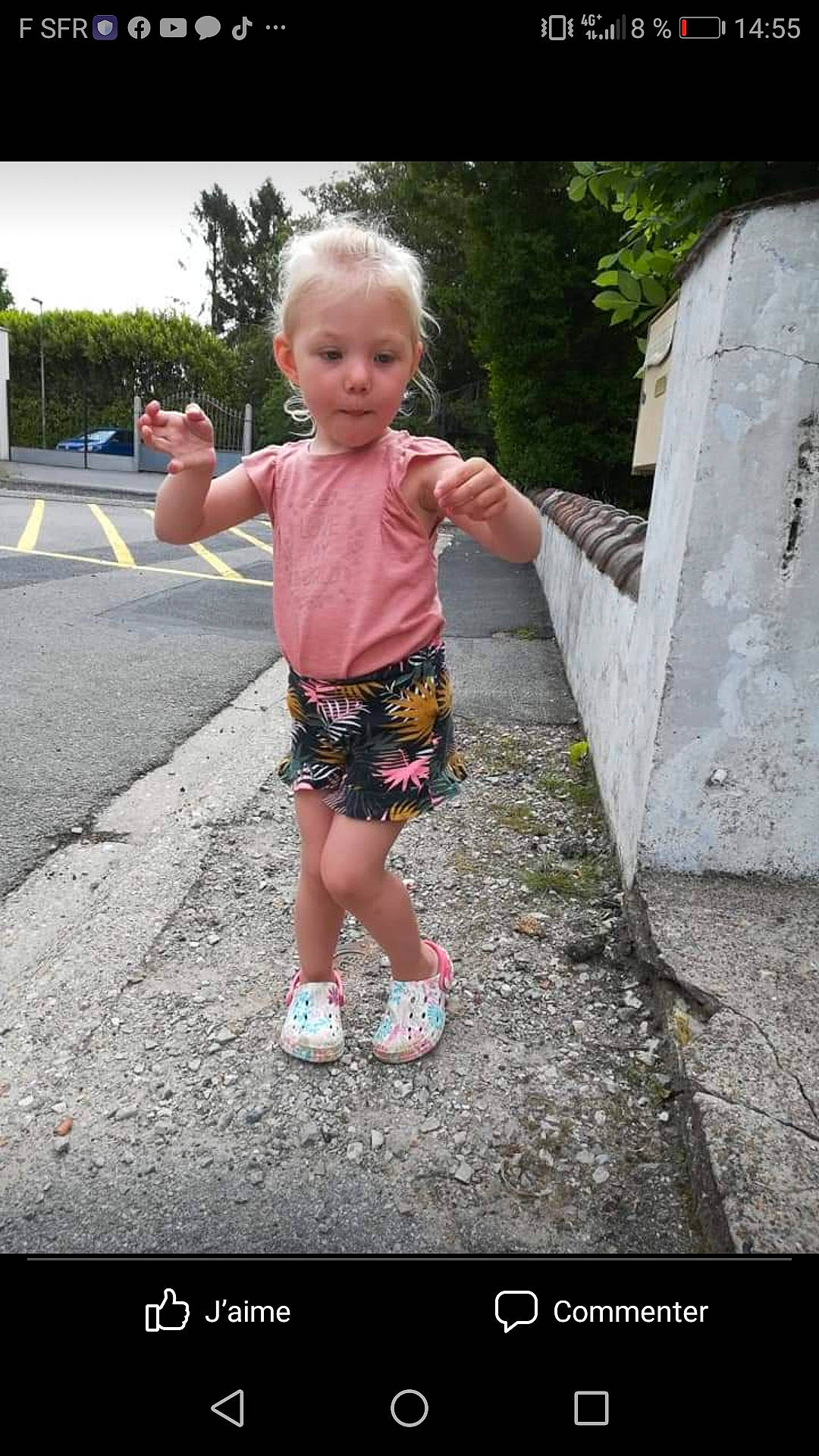 Mya participe au concours pour gagner de l'argent avec cette photo : asphalt, baby_toddler_clothing, child, gesture, grass, happy, leisure, magenta, pattern, people_in_nature, person, pink, plant, recreation, road, road_surface, shorts, t_shirt, toddler, tree