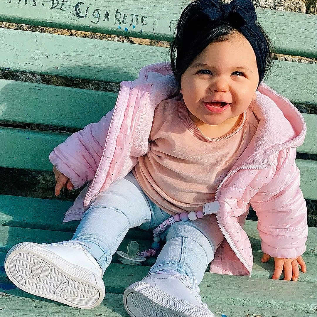Inaya participe au concours pour gagner de l'argent avec cette photo : baby, babylaughing, child, clothing, face, female, footwear, girl, hair, happy, head, jeans, laughing, pants, person, photography, portrait, sitting, sleeve, smile