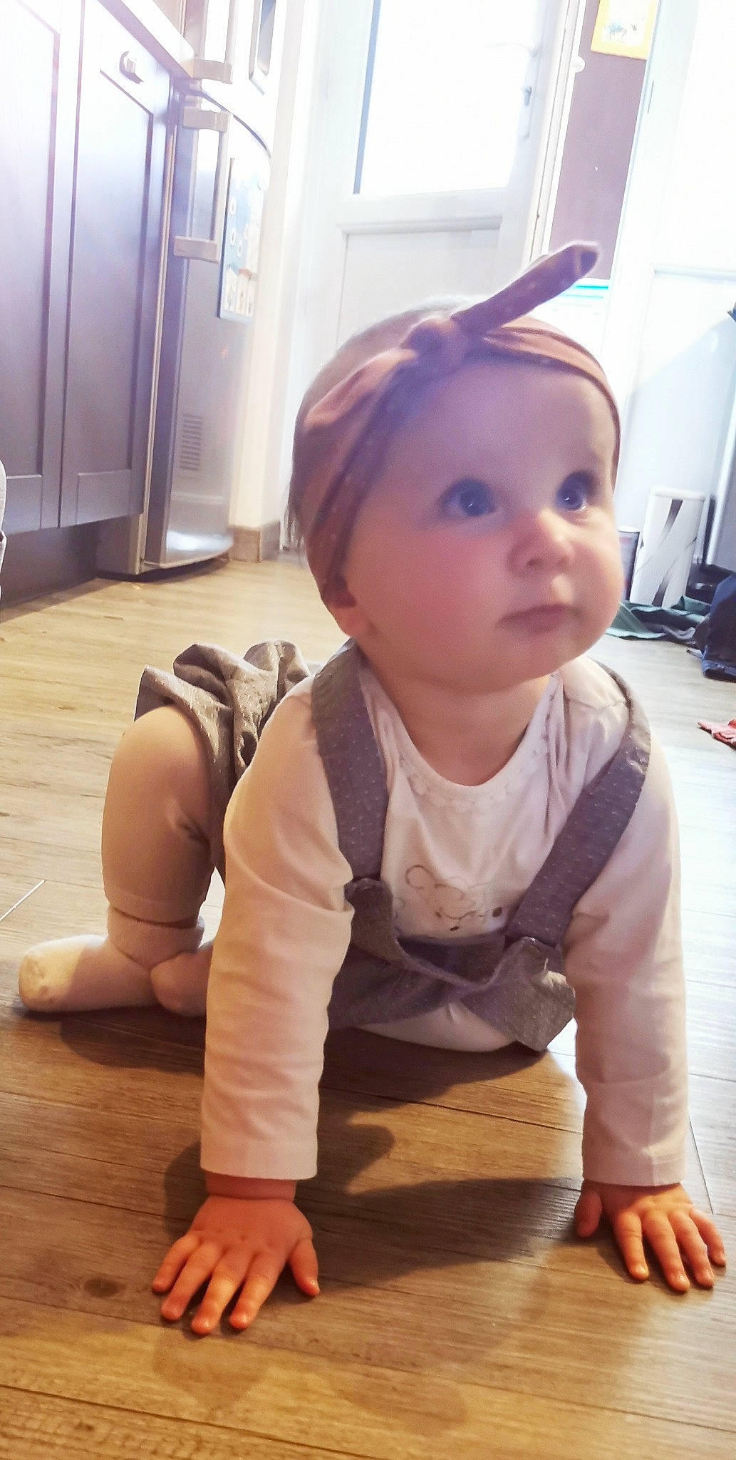 Adèle a rejoint le concours — aidez-le/la à gagner de superbes lots ! arm, baby, baby_toddler_clothing, cheek, eye, floor, flooring, happy, human_body, joint, leg, mouth, muscle, neck, person, shoulder, skin, sleeve, standing, vertebrate